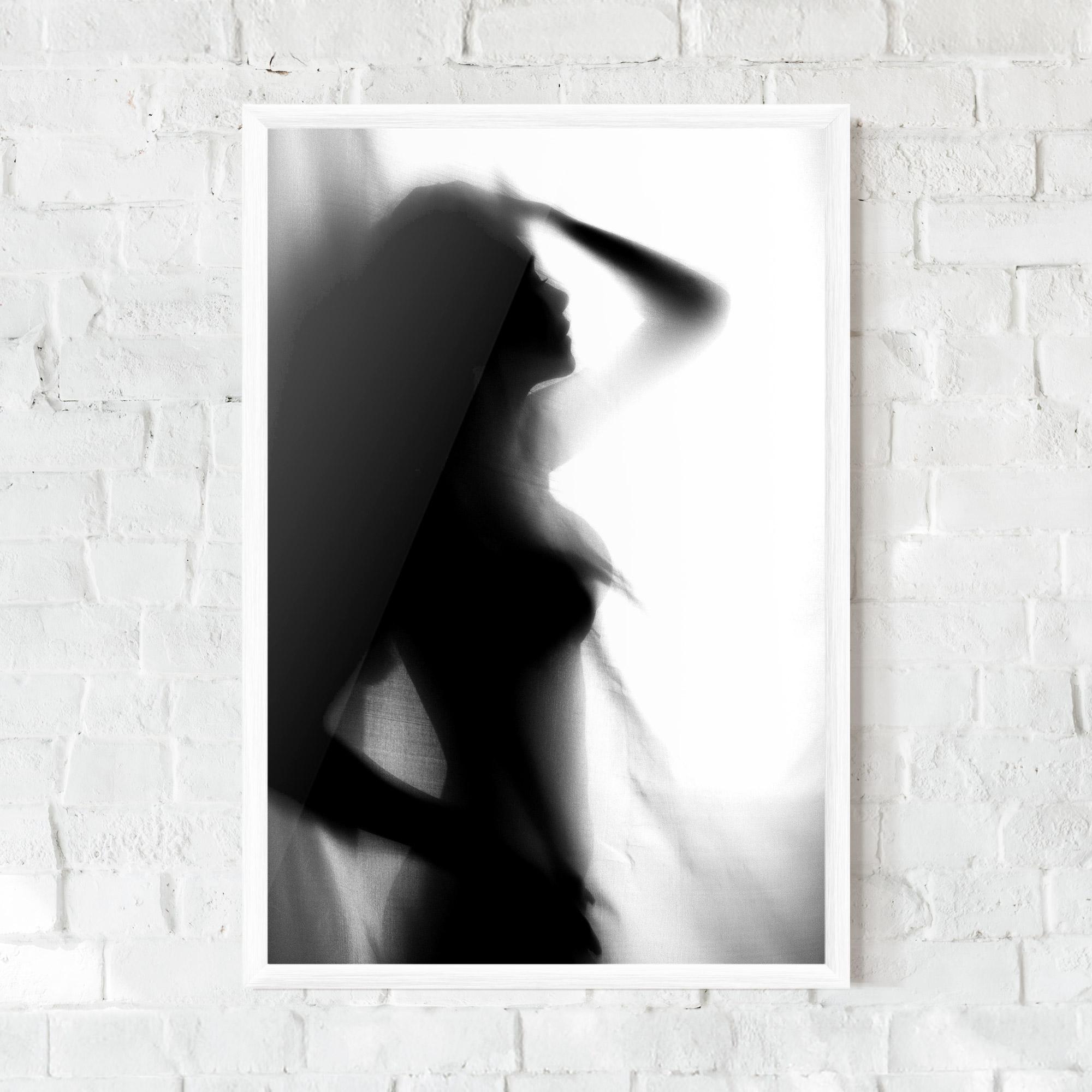 Рамкиран постер Blurred Girl mockup 0