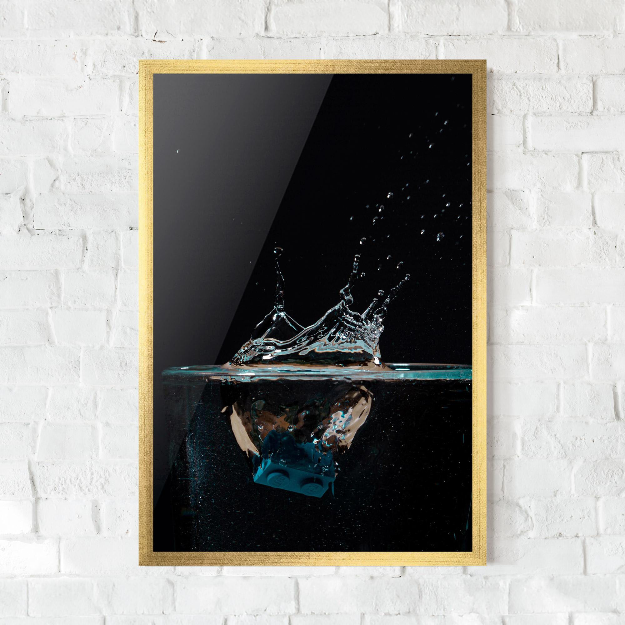 Рамкиран постер Close Up Splash mockup 0