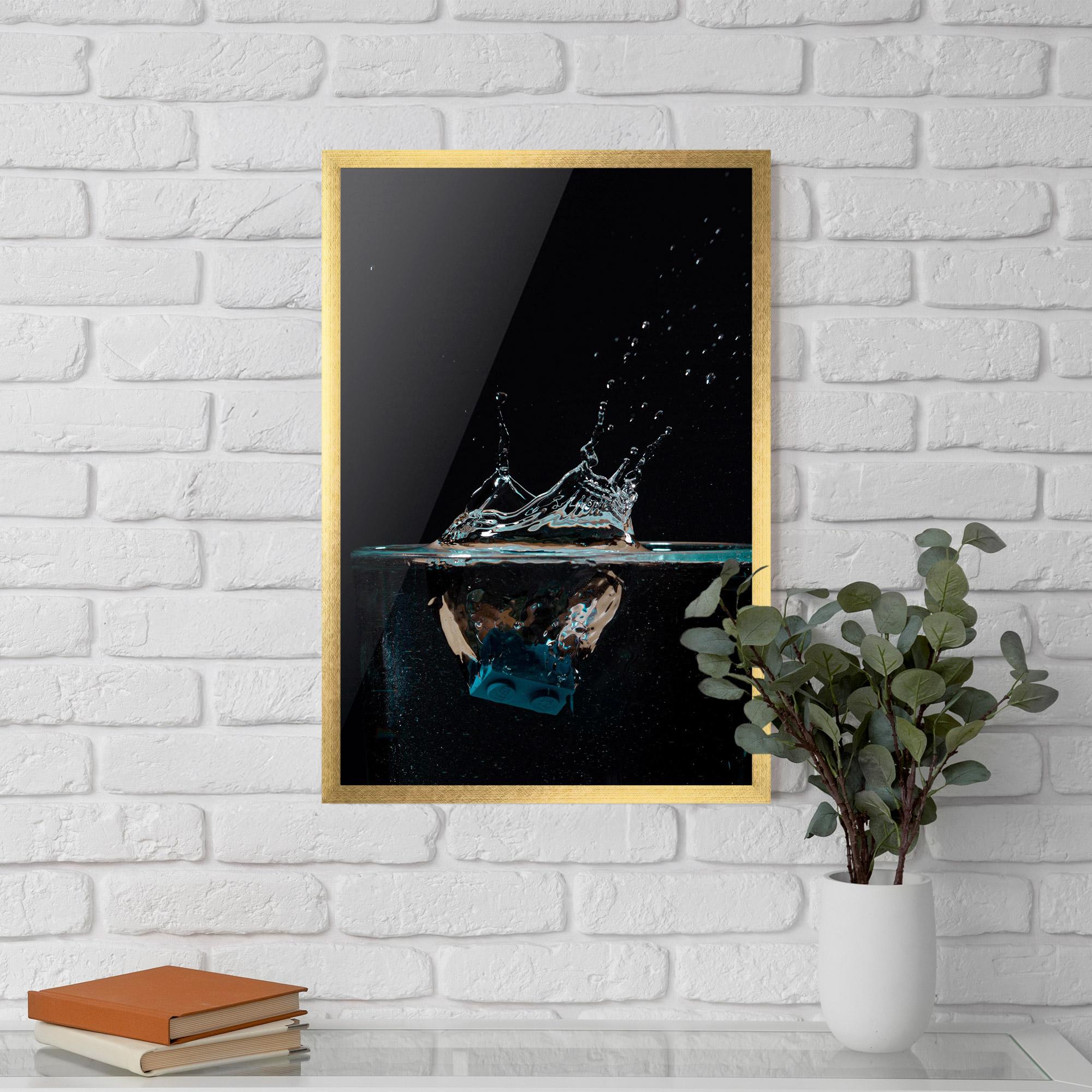 Рамкиран постер Close Up Splash mockup 5