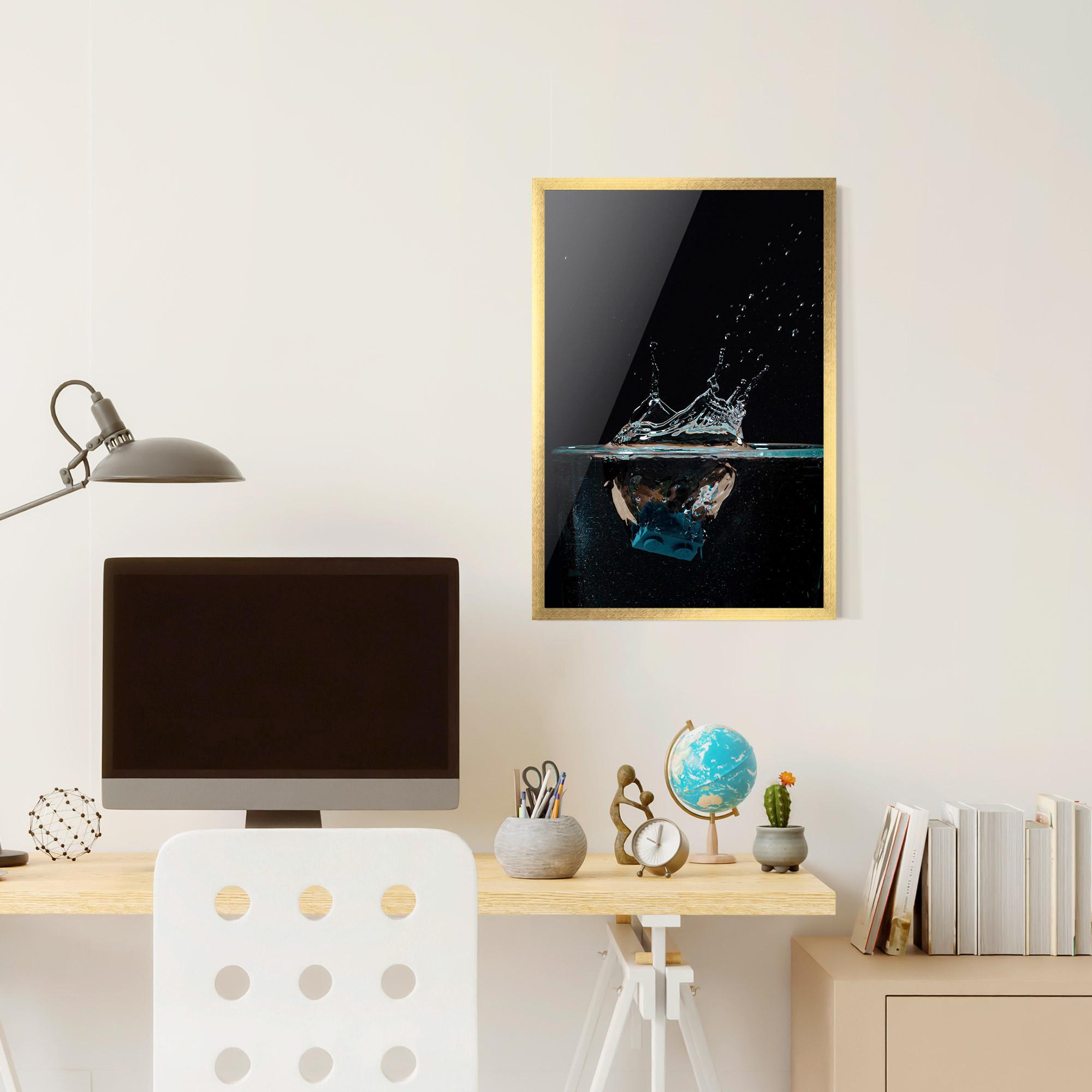 Рамкиран постер Close Up Splash mockup 6