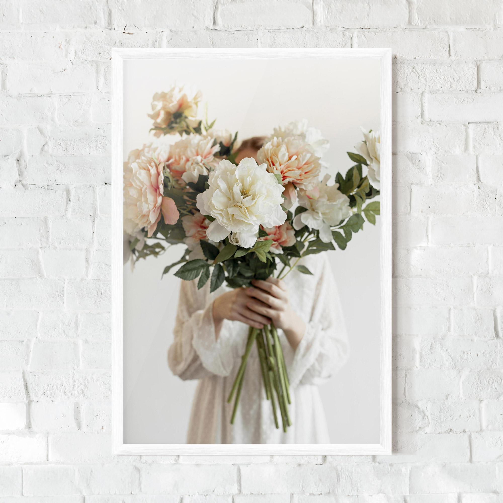 Рамкиран постер Bouquet Holding mockup 0