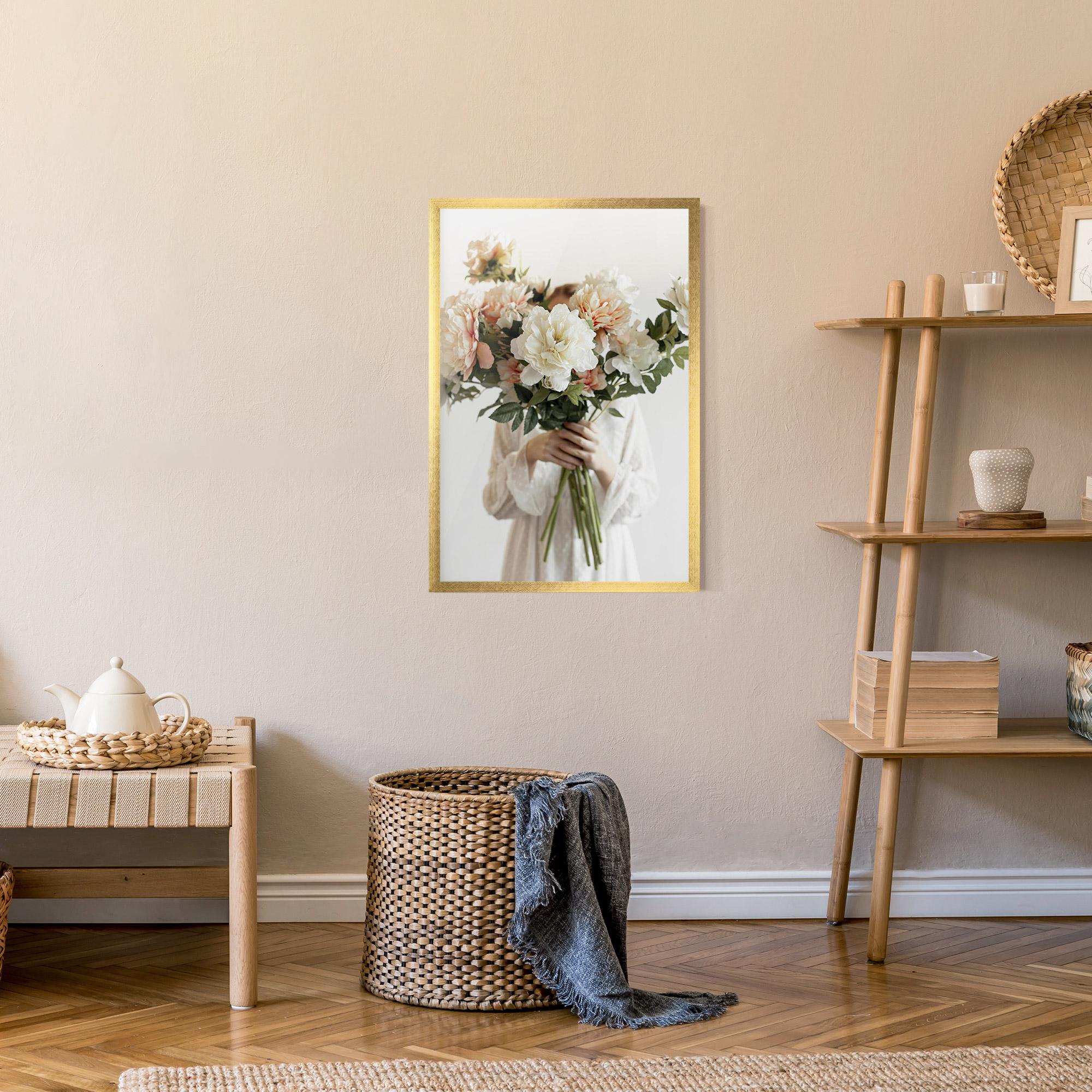 Рамкиран постер Bouquet Holding mockup 9