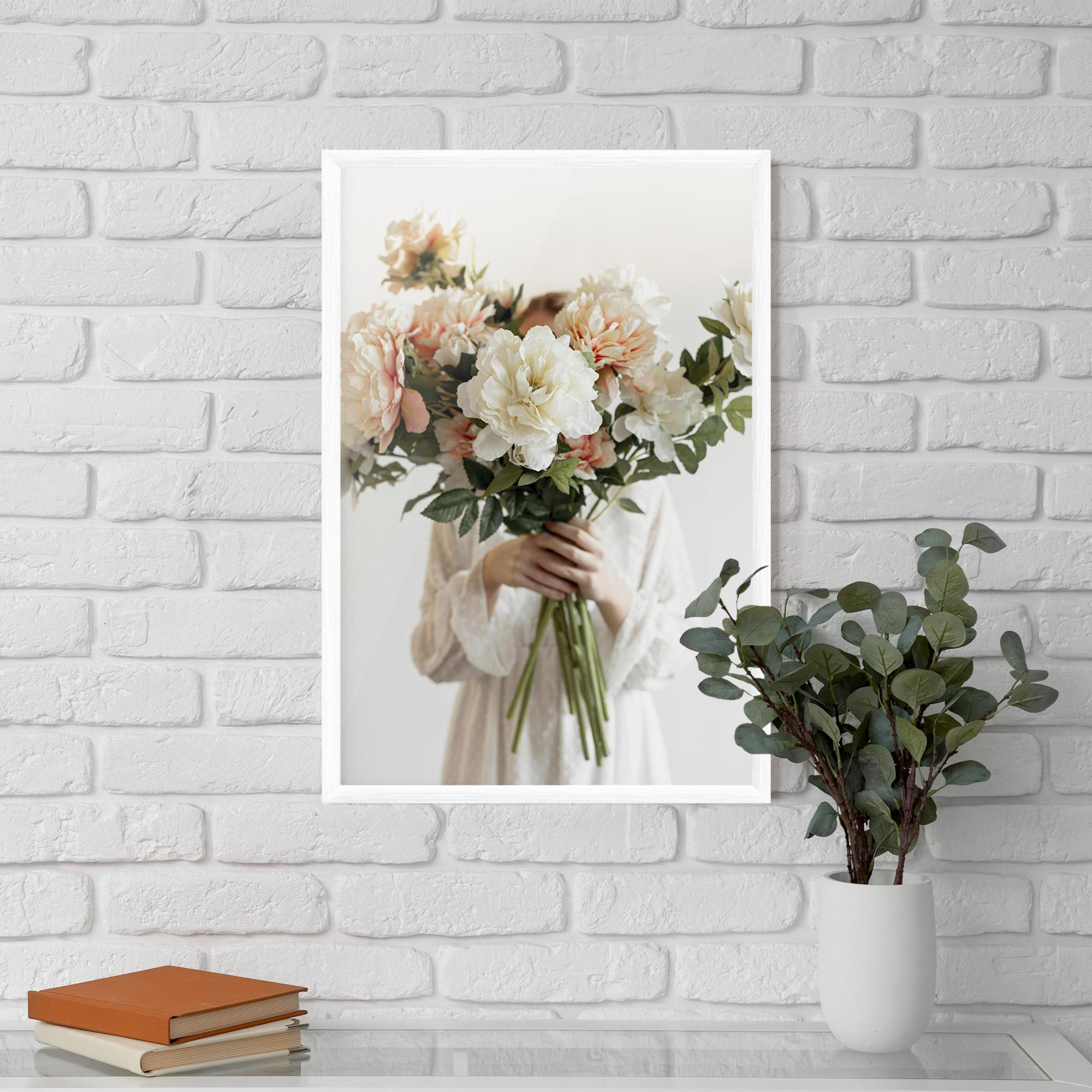Рамкиран постер Bouquet Holding mockup 5