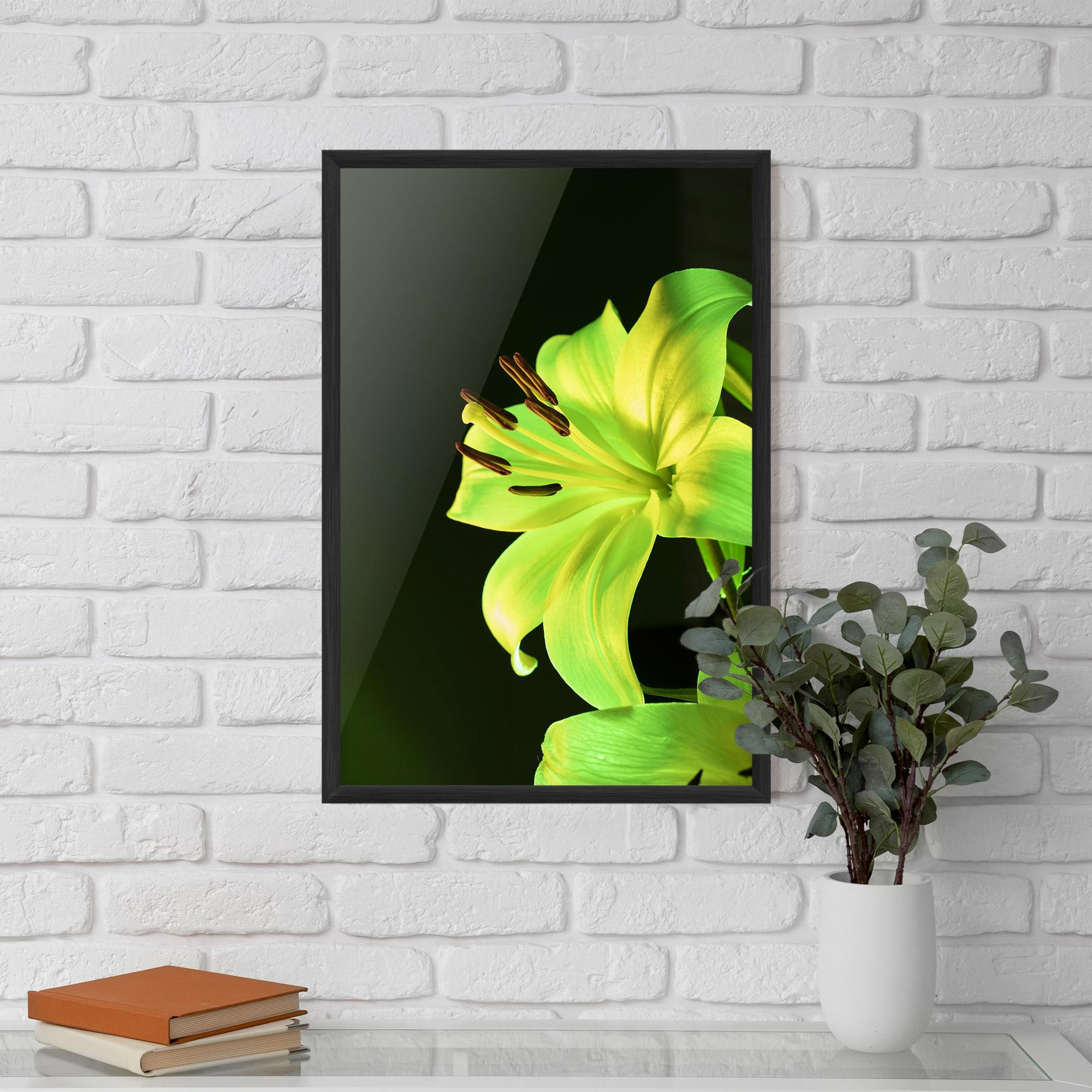 Рамкиран постер Yellow Green Exotic mockup 5