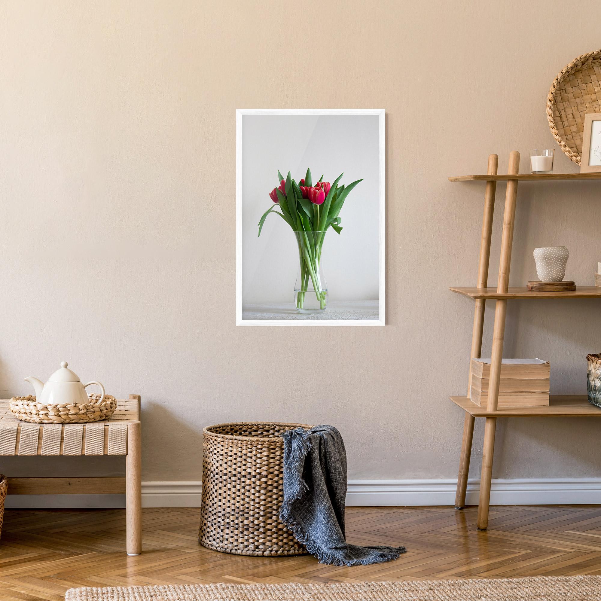 Рамкиран постер Pretty Tulips Vase mockup 9