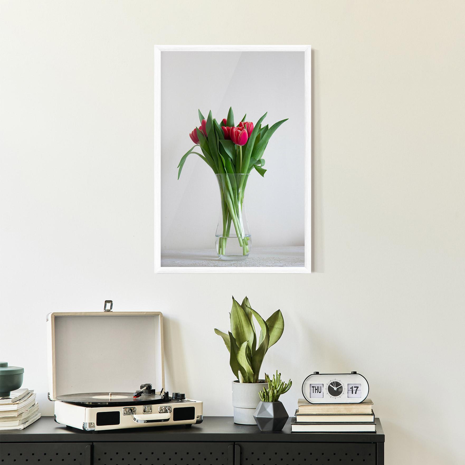 Рамкиран постер Pretty Tulips Vase mockup 2