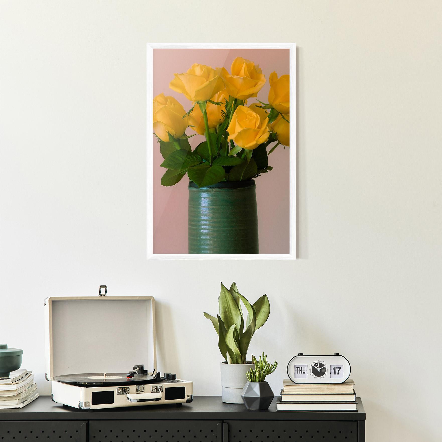 Рамкиран постер Yellow Roses Vase mockup 2