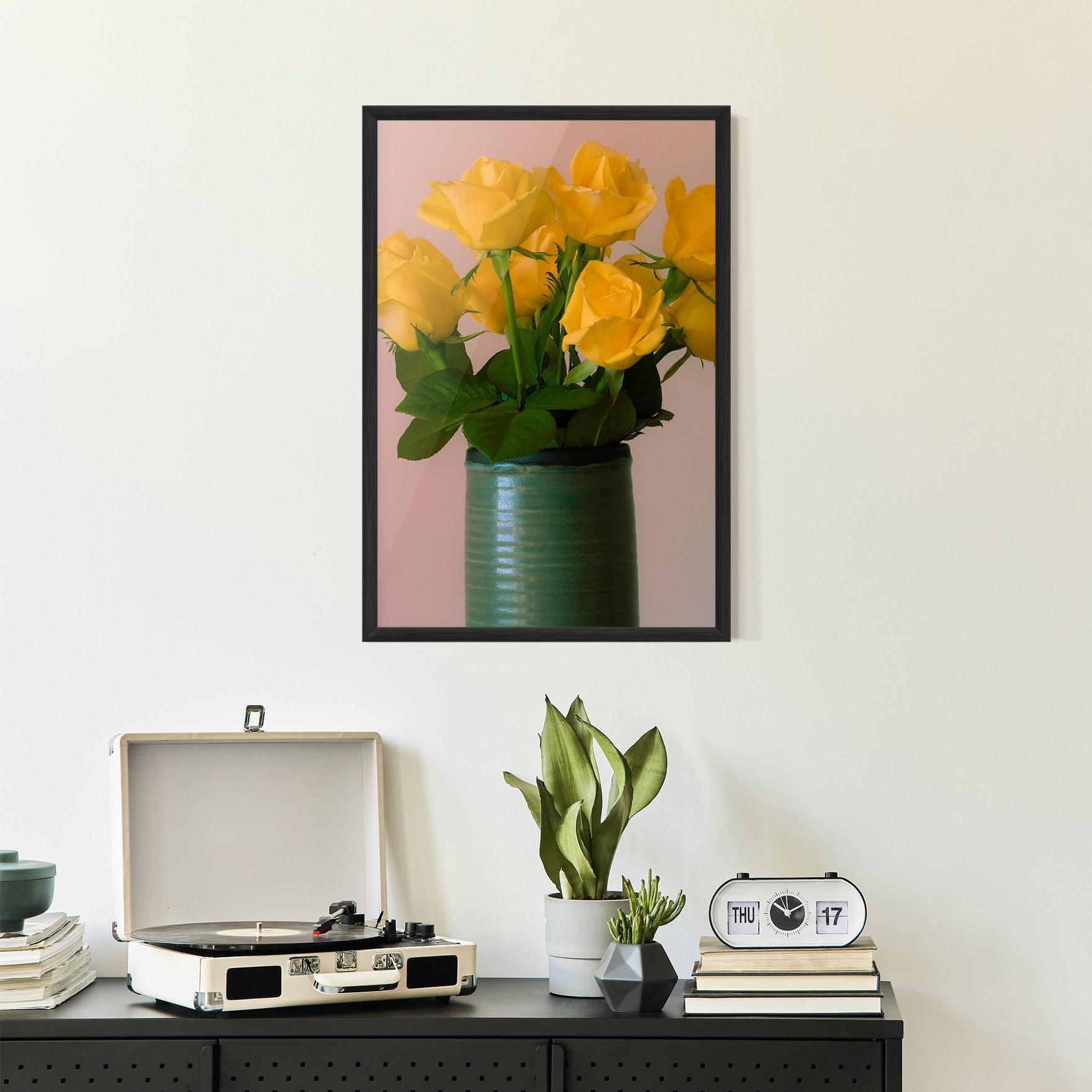 Рамкиран постер Yellow Roses Vase mockup 2