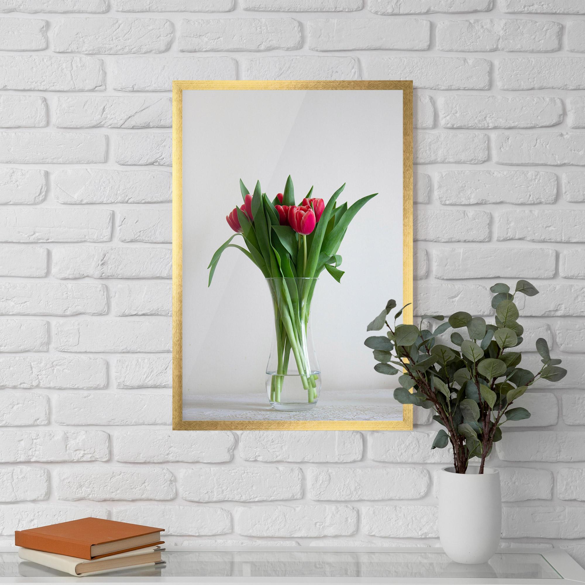 Рамкиран постер Pretty Tulips Vase mockup 5