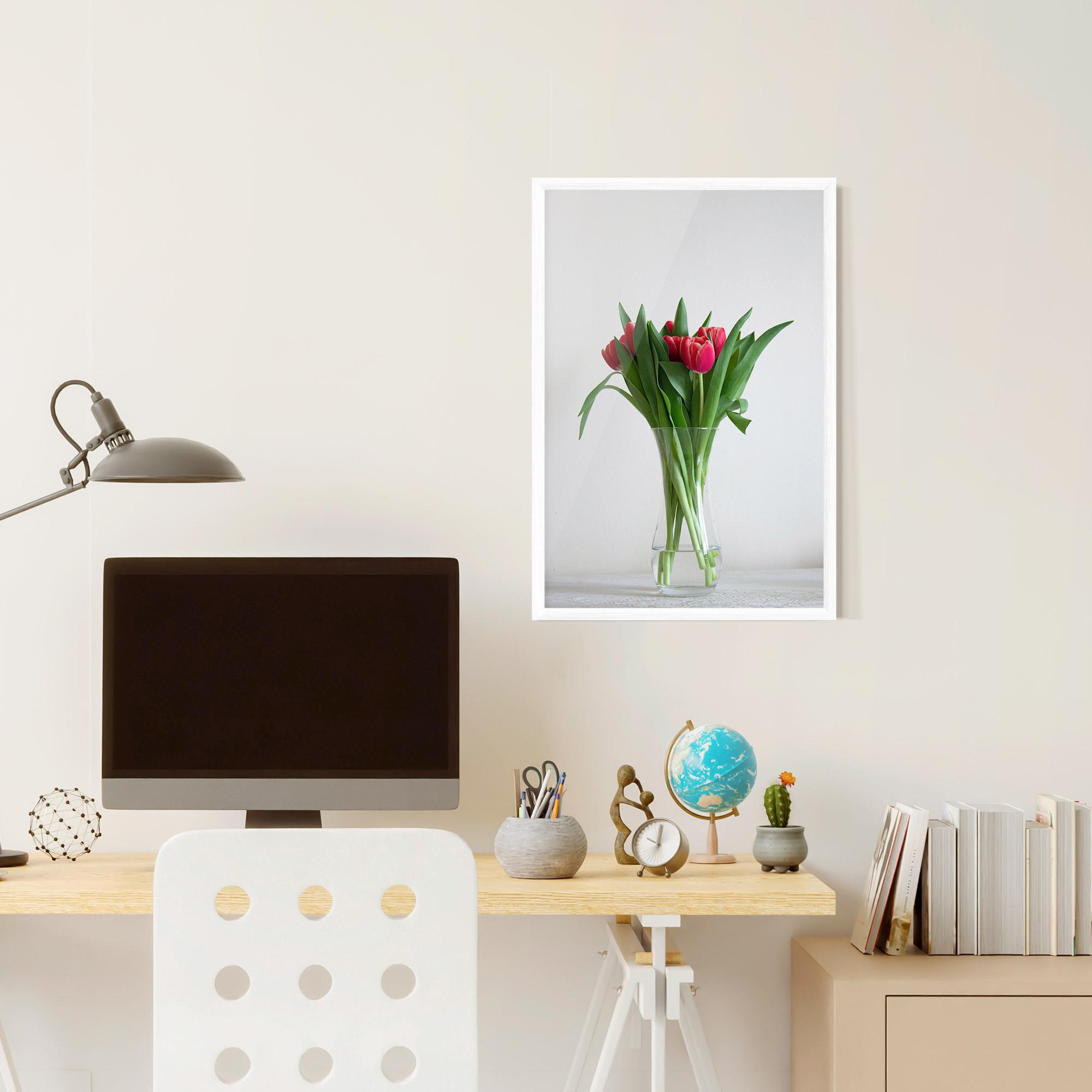 Рамкиран постер Pretty Tulips Vase mockup 6
