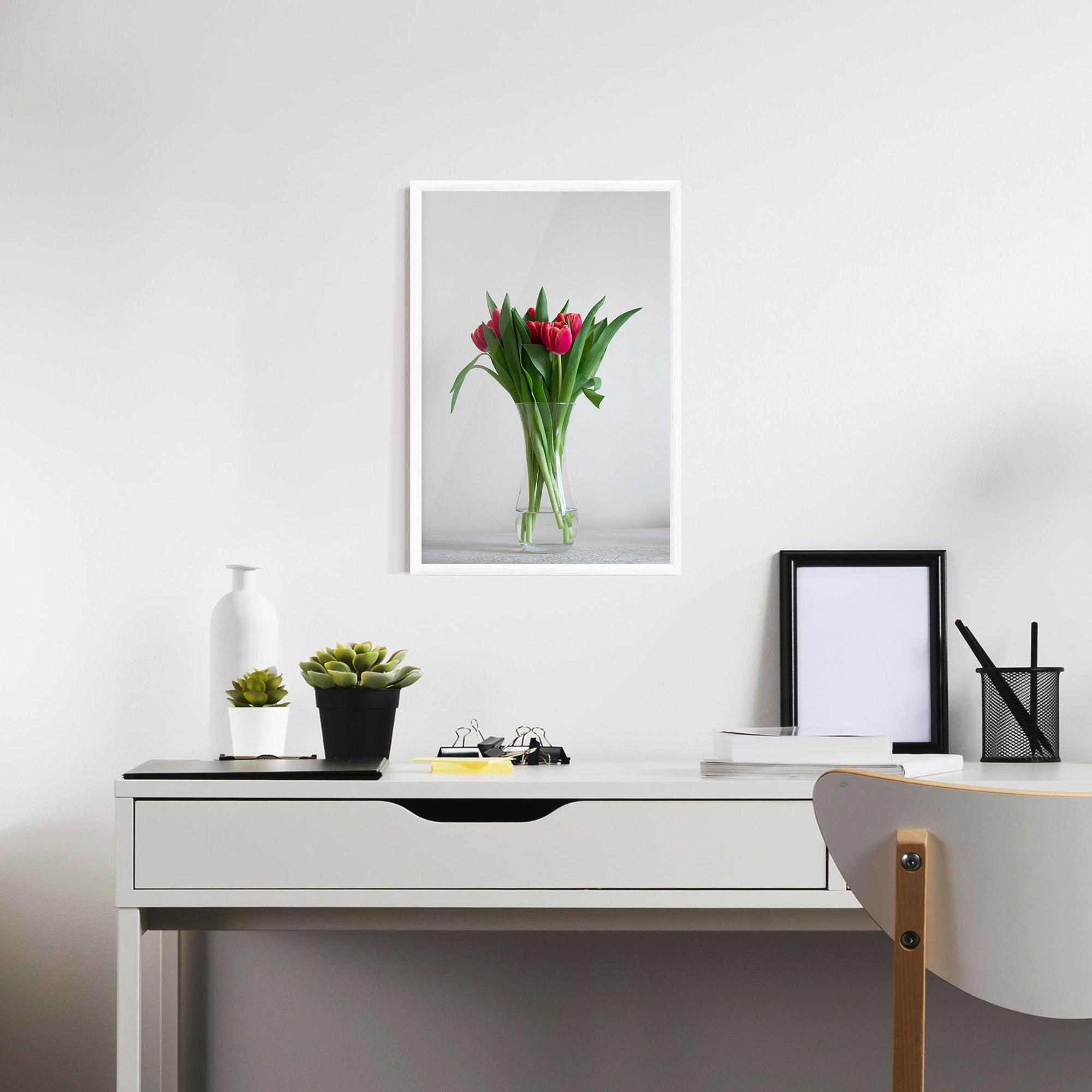 Рамкиран постер Pretty Tulips Vase mockup 7