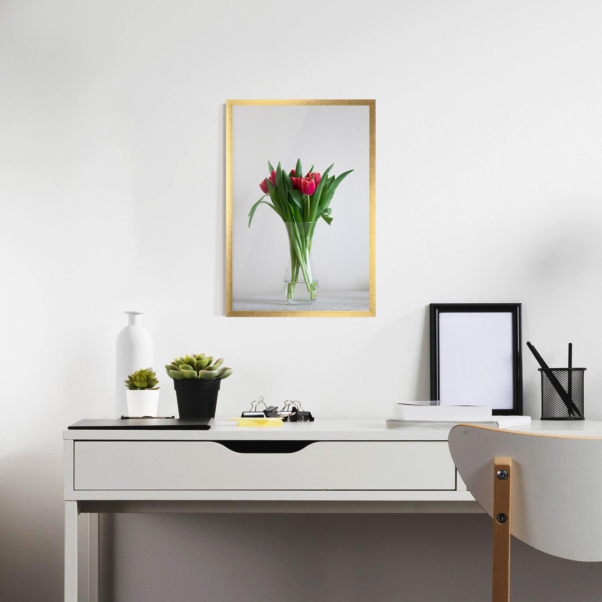 Рамкиран постер Pretty Tulips Vase mockup 7