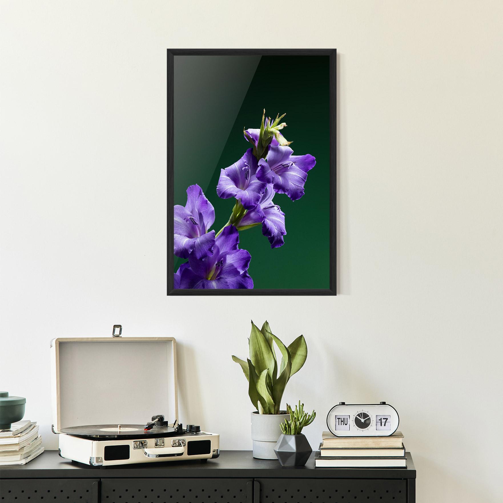 Рамкиран постер Iris On Green mockup 2