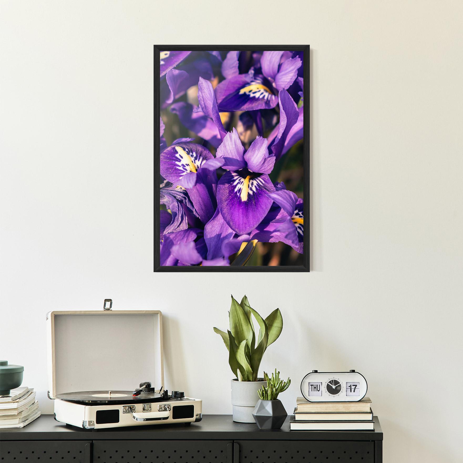 Рамкиран постер Small Purple Iris mockup 2