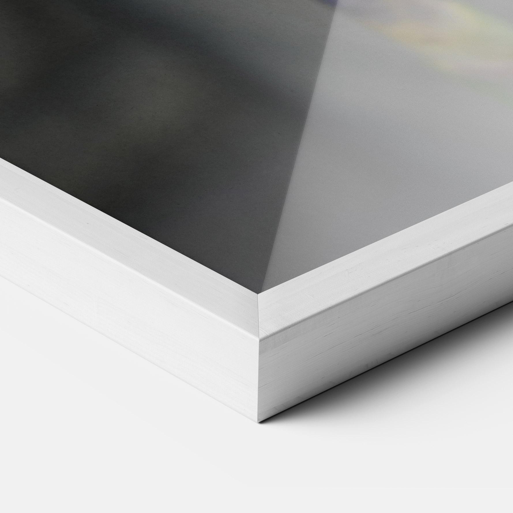 Рамкиран постер Purple Iris On Gray mockup 3