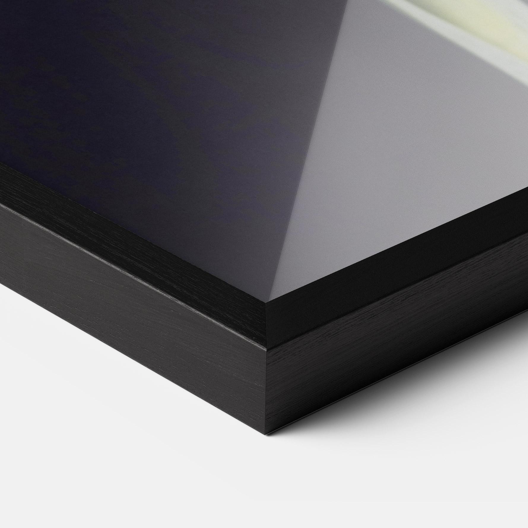 Рамкиран постер Fresh Purple Iris mockup 3