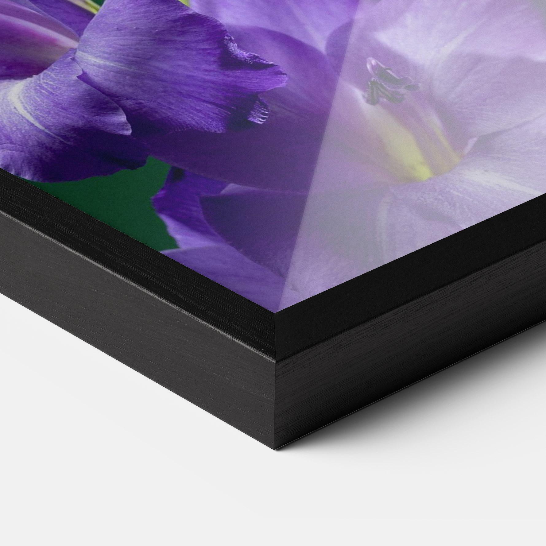 Рамкиран постер Iris On Green mockup 3