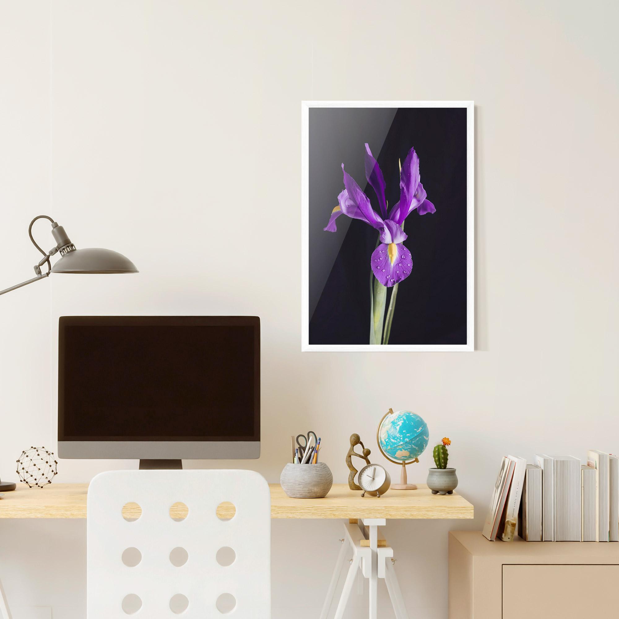 Рамкиран постер Fresh Purple Iris mockup 6