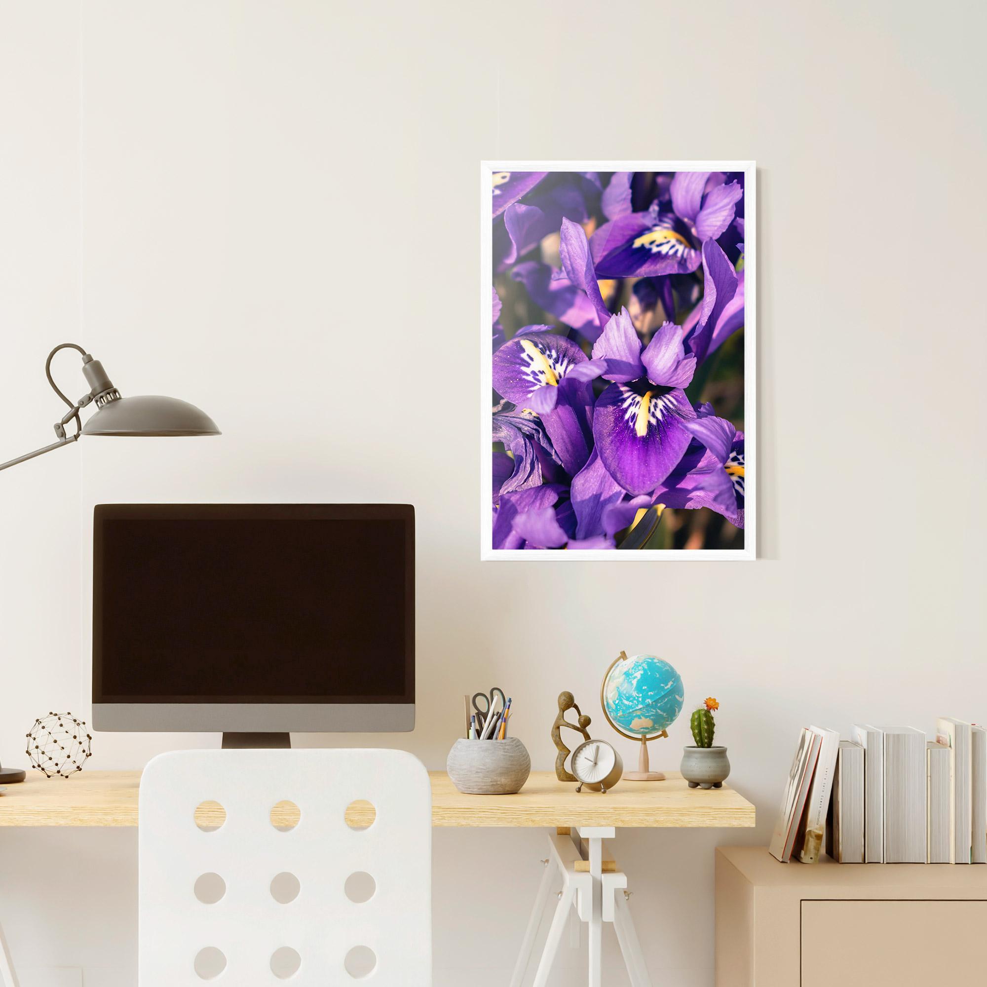 Рамкиран постер Small Purple Iris mockup 6