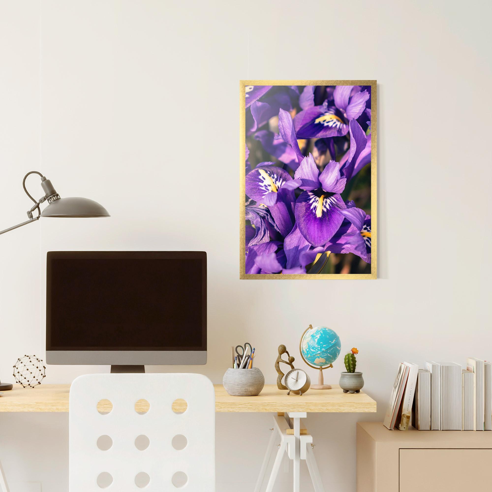 Рамкиран постер Small Purple Iris mockup 6