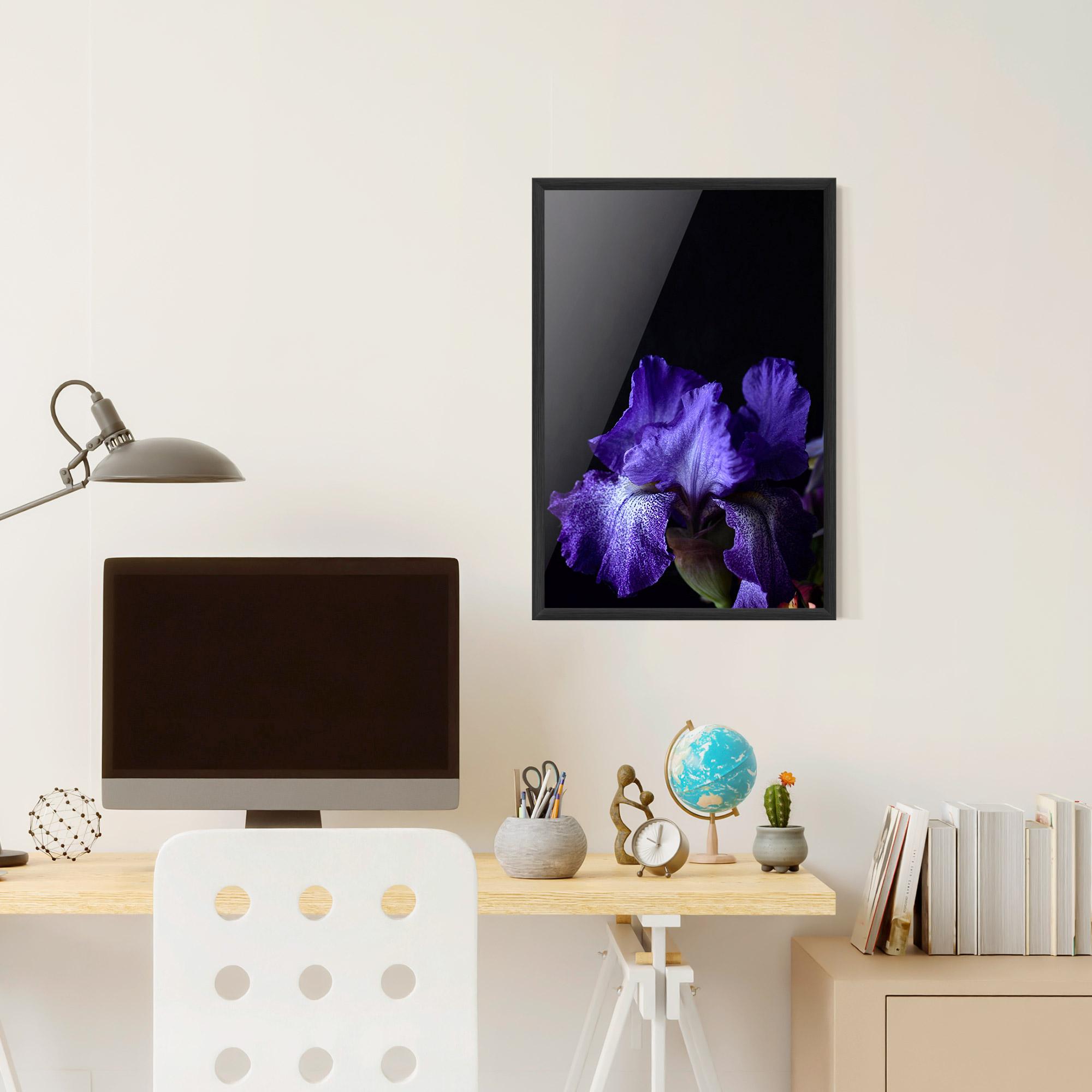 Рамкиран постер Dark Purple Iris On Black mockup 6