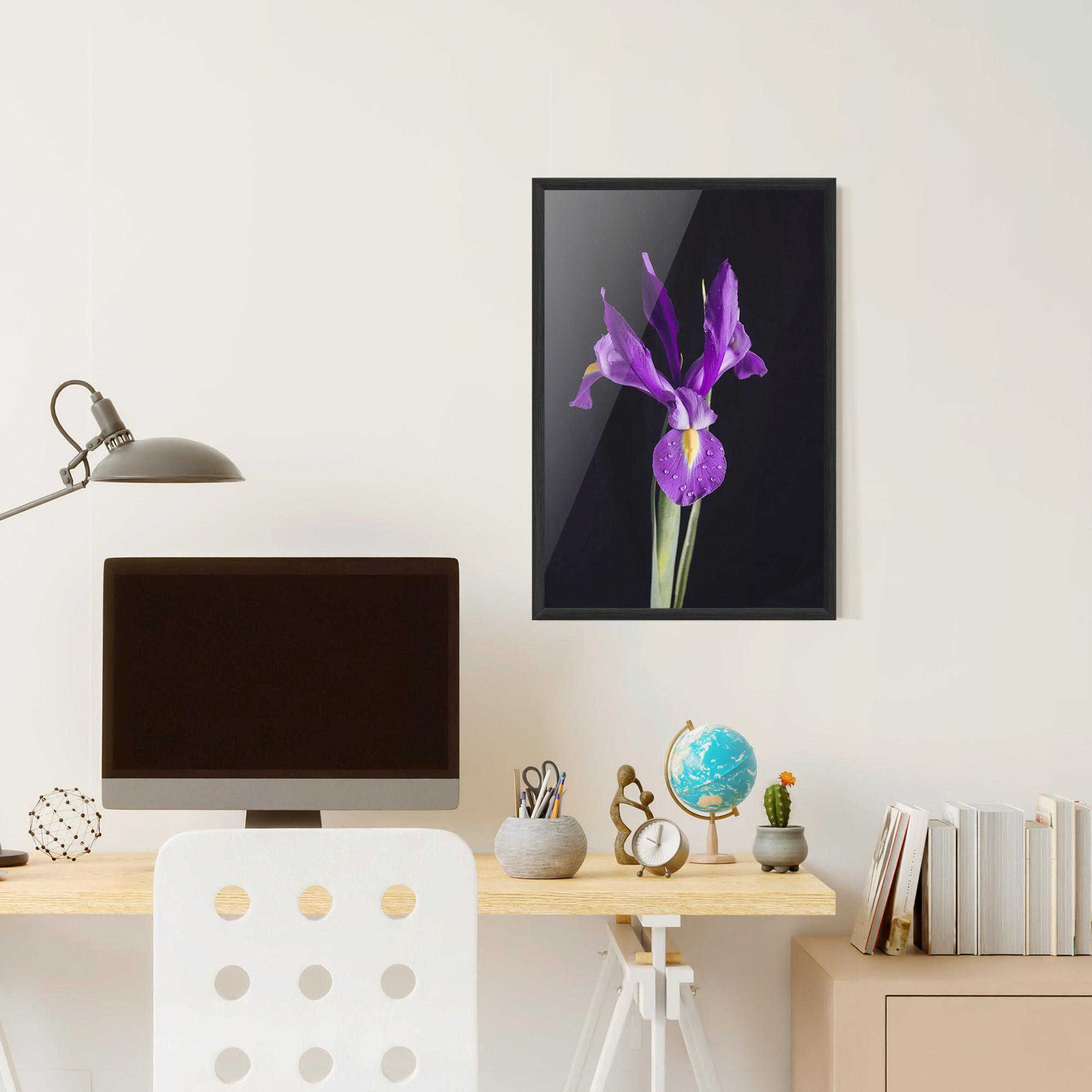Рамкиран постер Fresh Purple Iris mockup 6