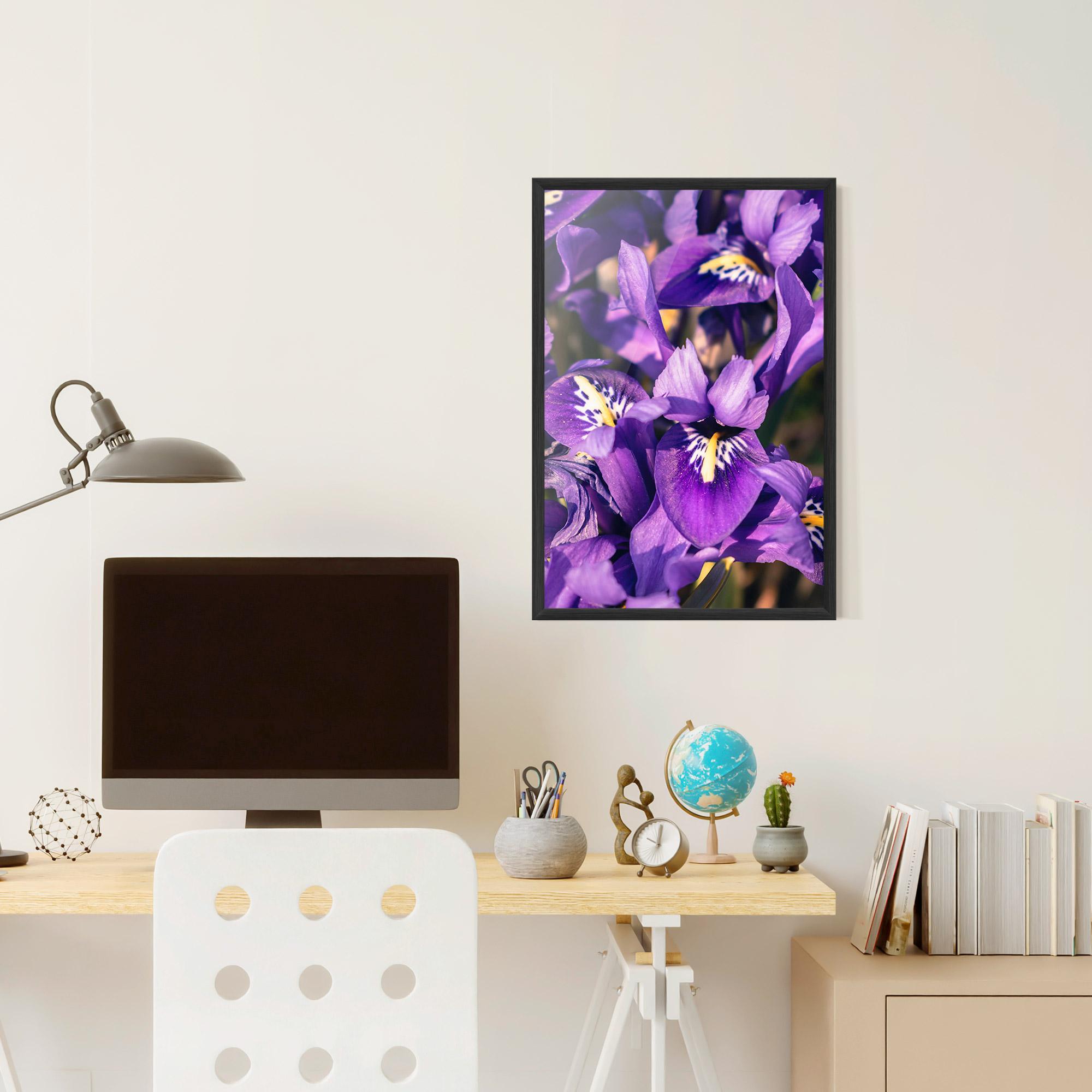 Рамкиран постер Small Purple Iris mockup 6