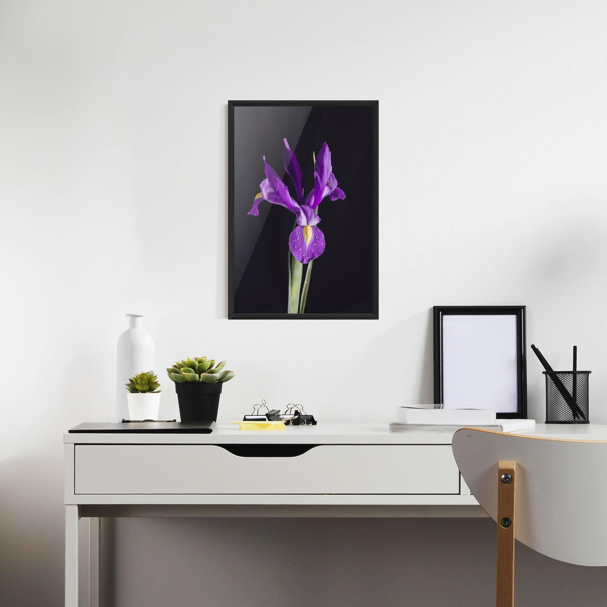 Рамкиран постер Fresh Purple Iris mockup 7