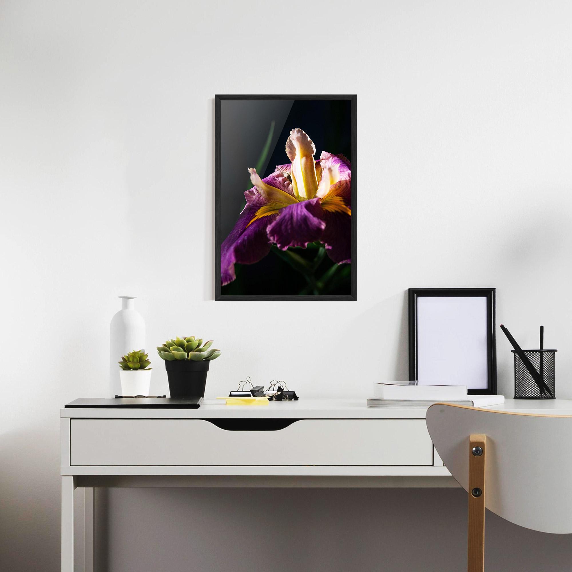 Рамкиран постер Pastel Yellow Iris mockup 7