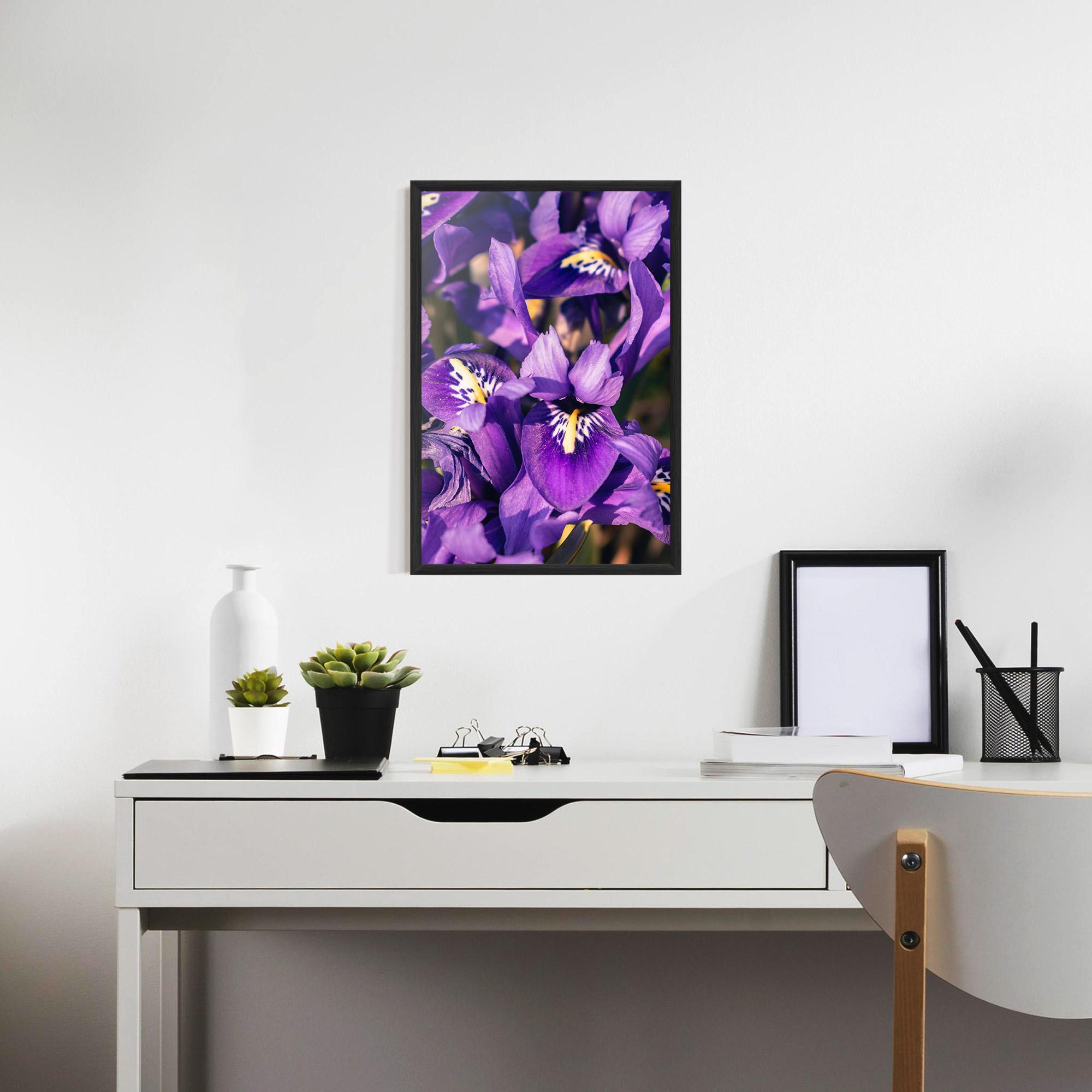 Рамкиран постер Small Purple Iris mockup 7