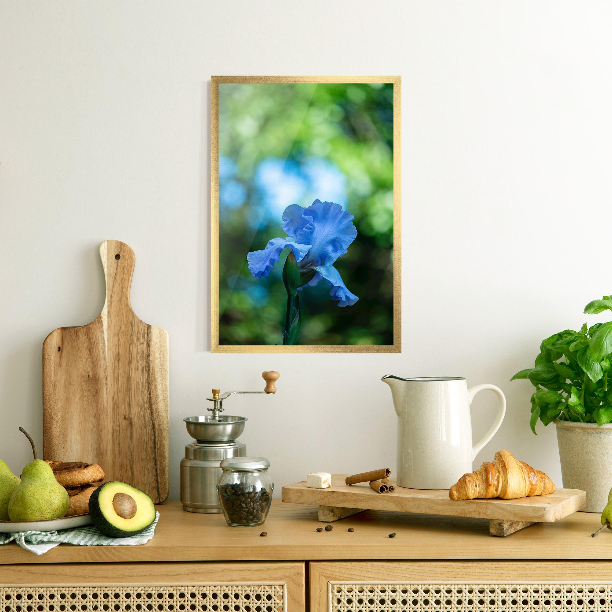 Рамкиран постер Blue Iris In The Garden mockup 8