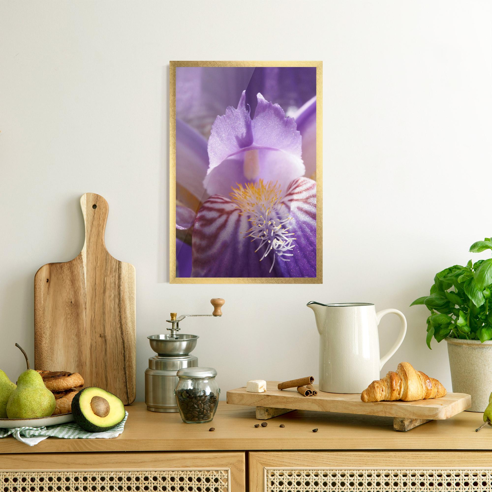 Рамкиран постер Purple Iris Close Up mockup 8