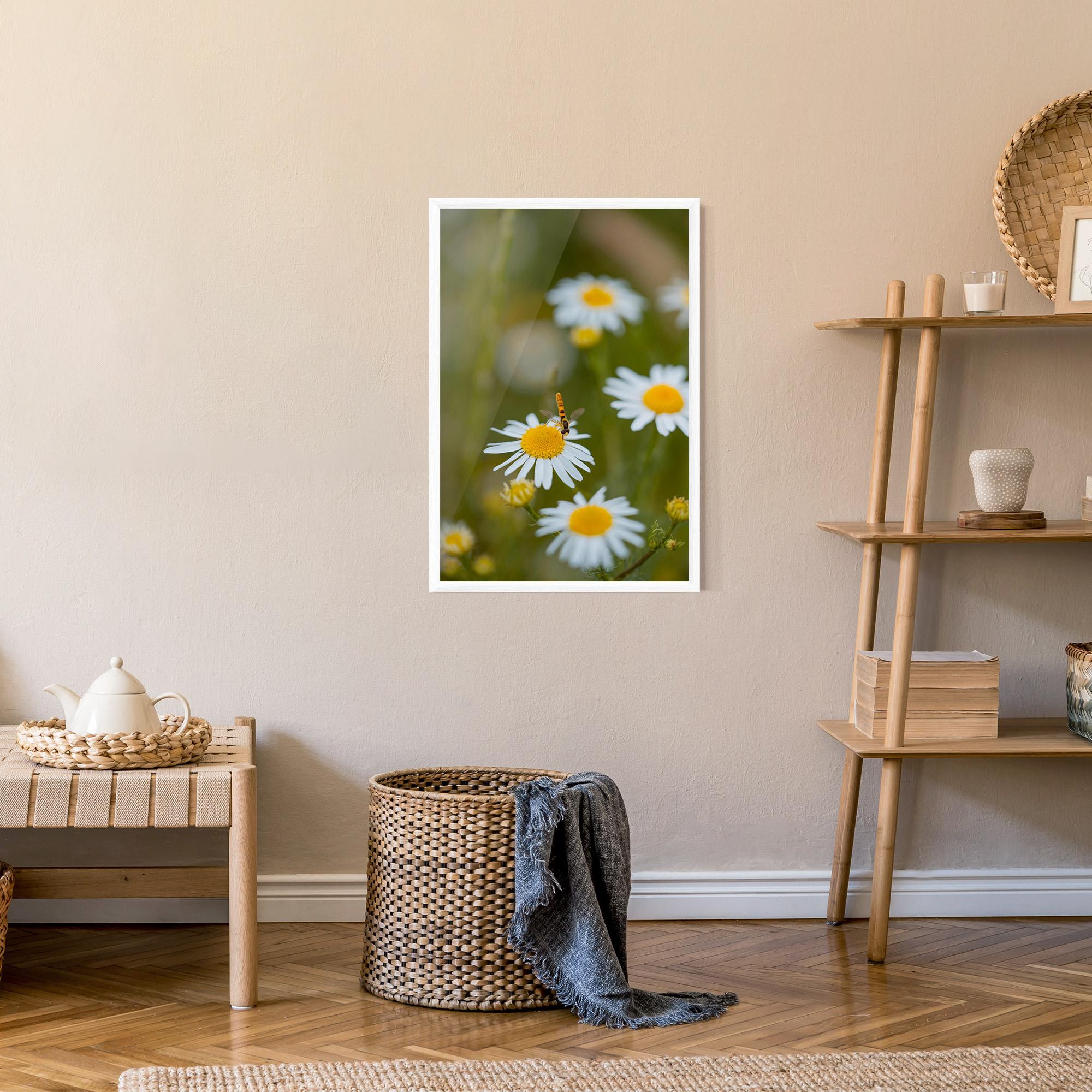 Рамкиран постер Bug On Small Daisy mockup 9