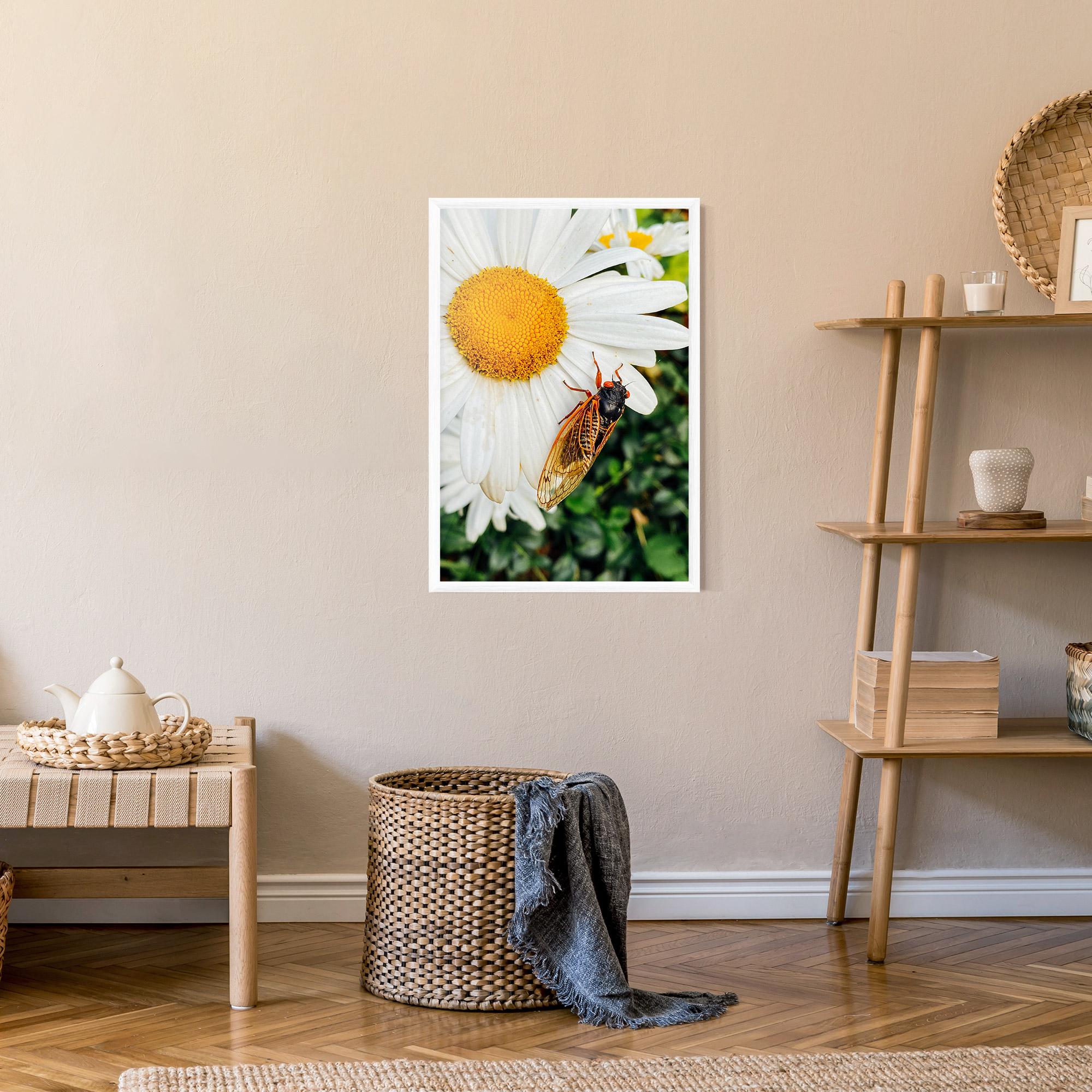 Рамкиран постер Bug On The Daisy mockup 9