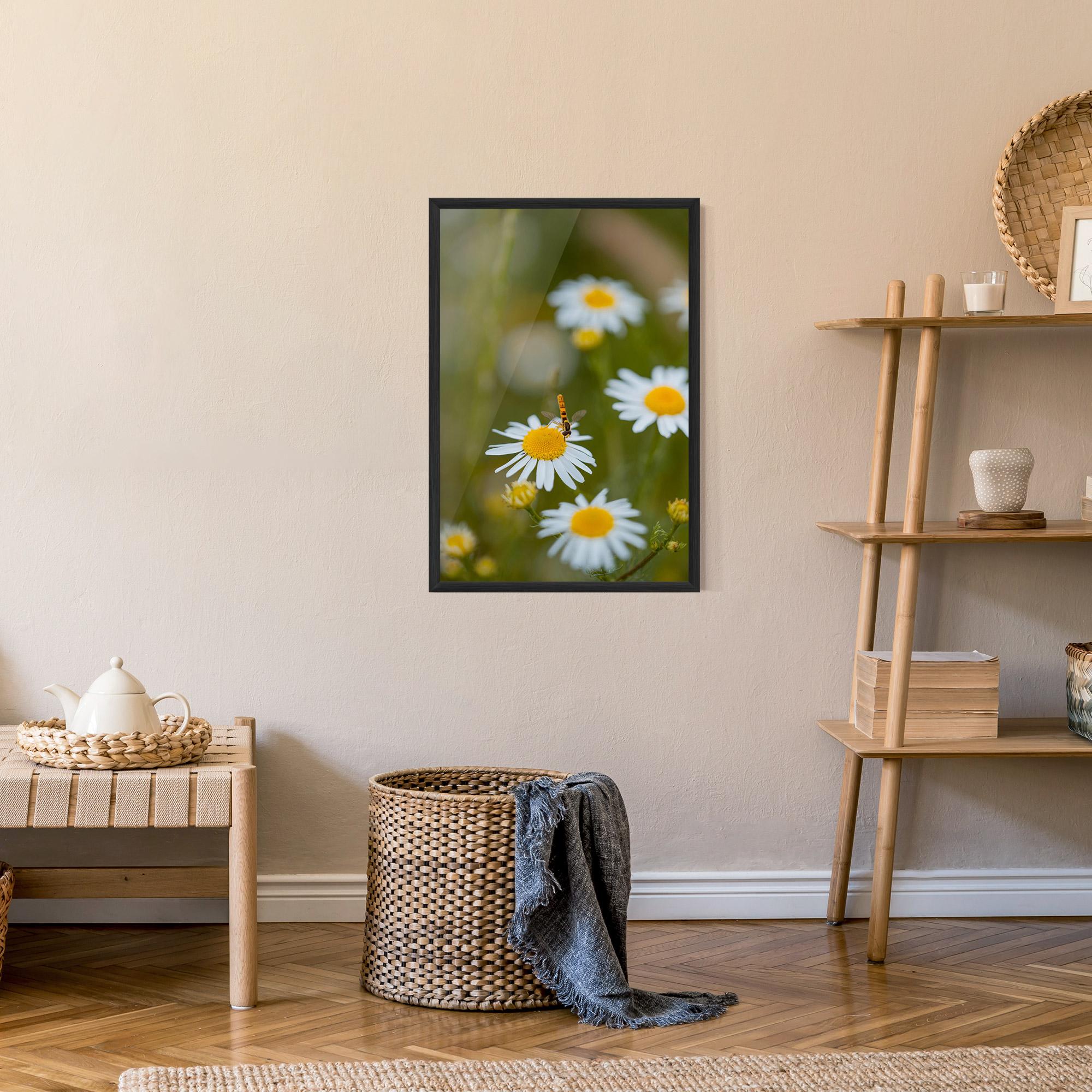Рамкиран постер Bug On Small Daisy mockup 9