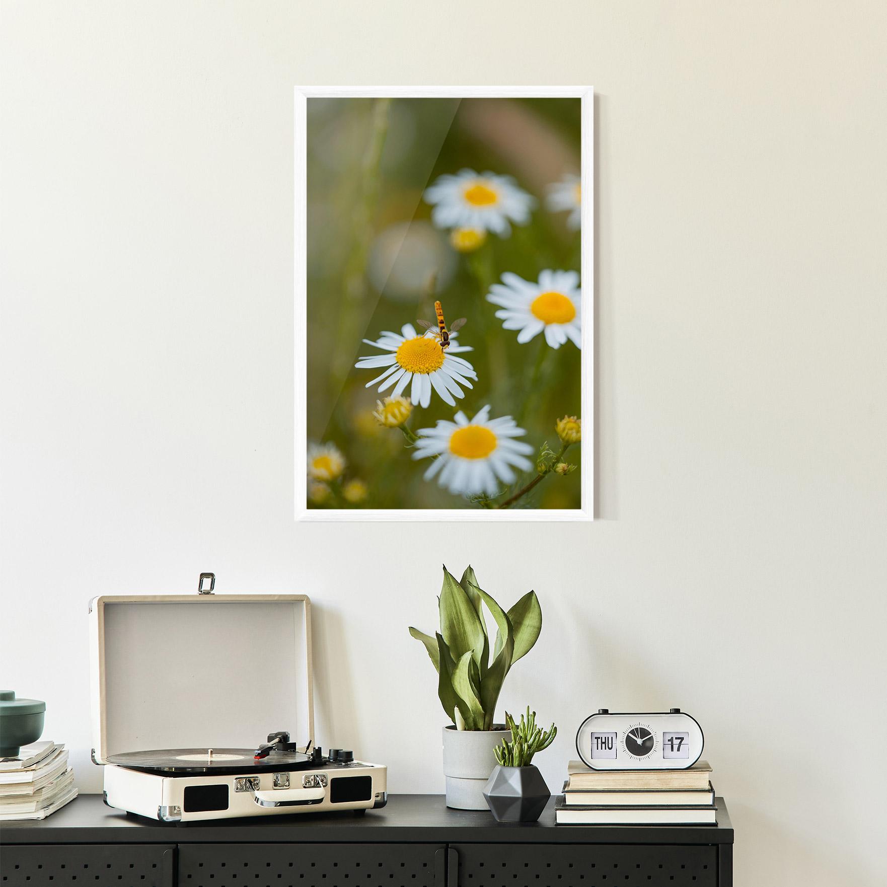 Рамкиран постер Bug On Small Daisy mockup 2