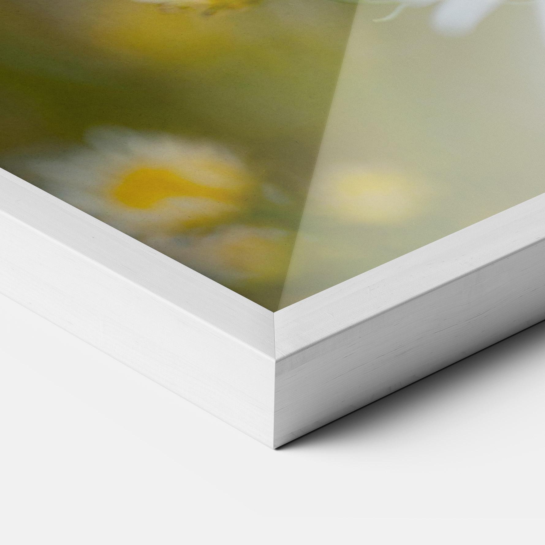 Рамкиран постер Bug On Small Daisy mockup 3