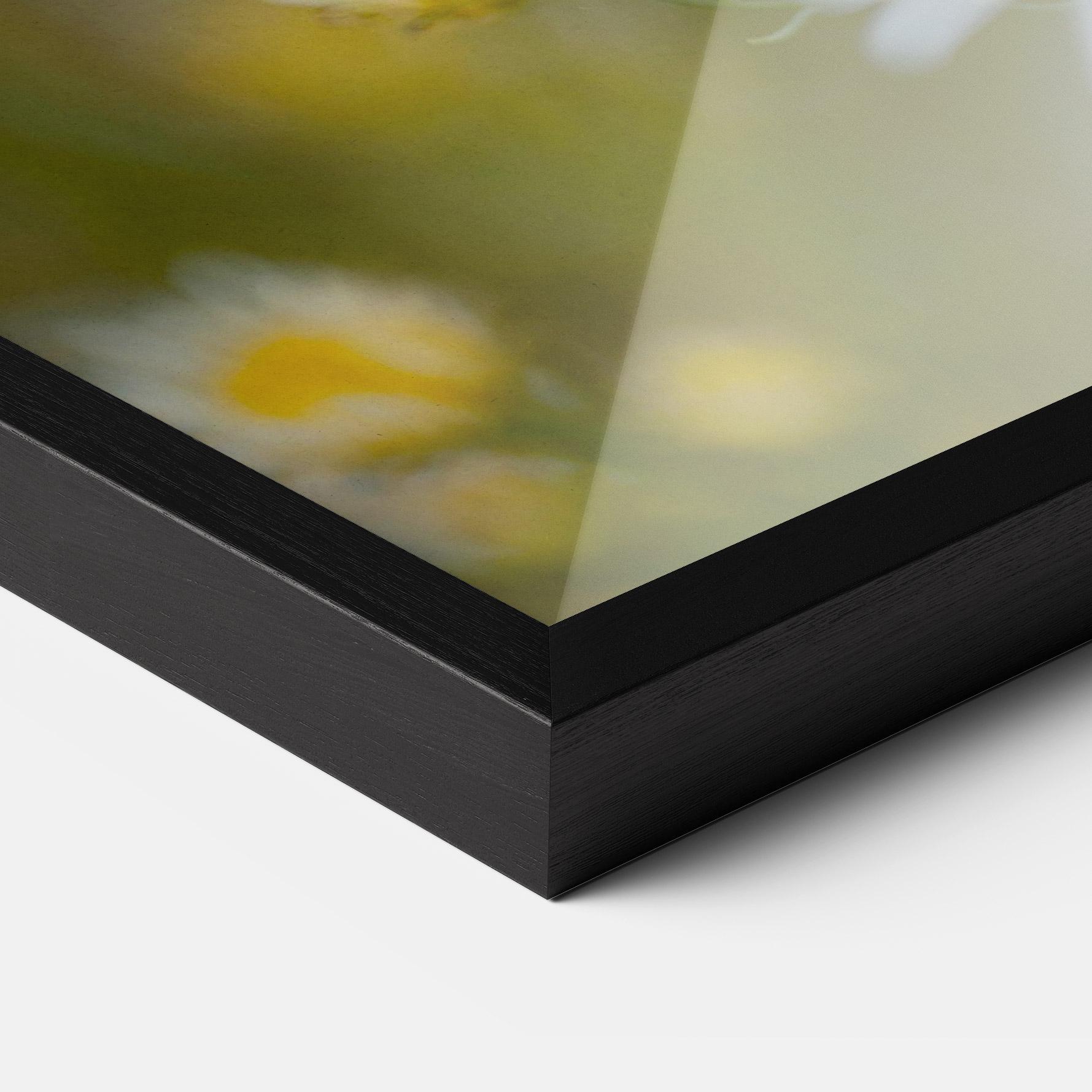 Рамкиран постер Bug On Small Daisy mockup 3