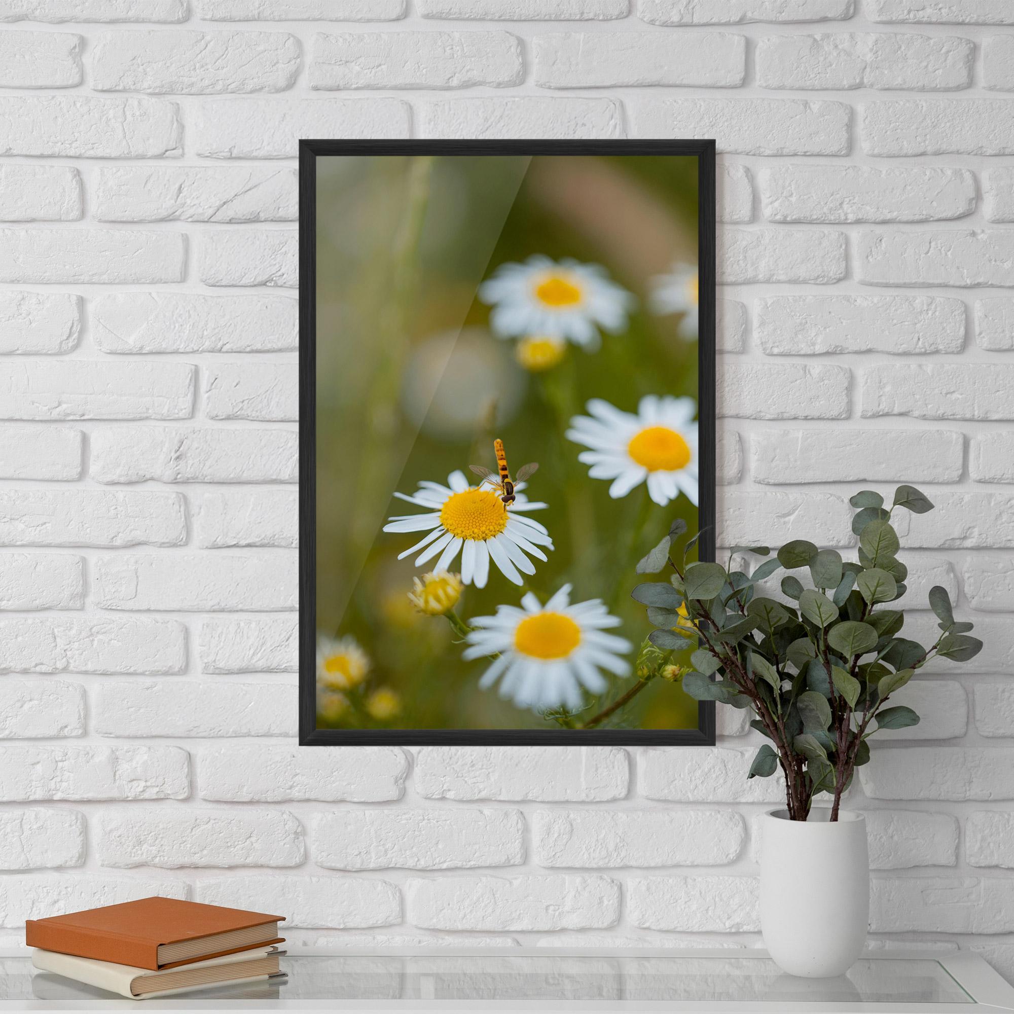 Рамкиран постер Bug On Small Daisy mockup 5
