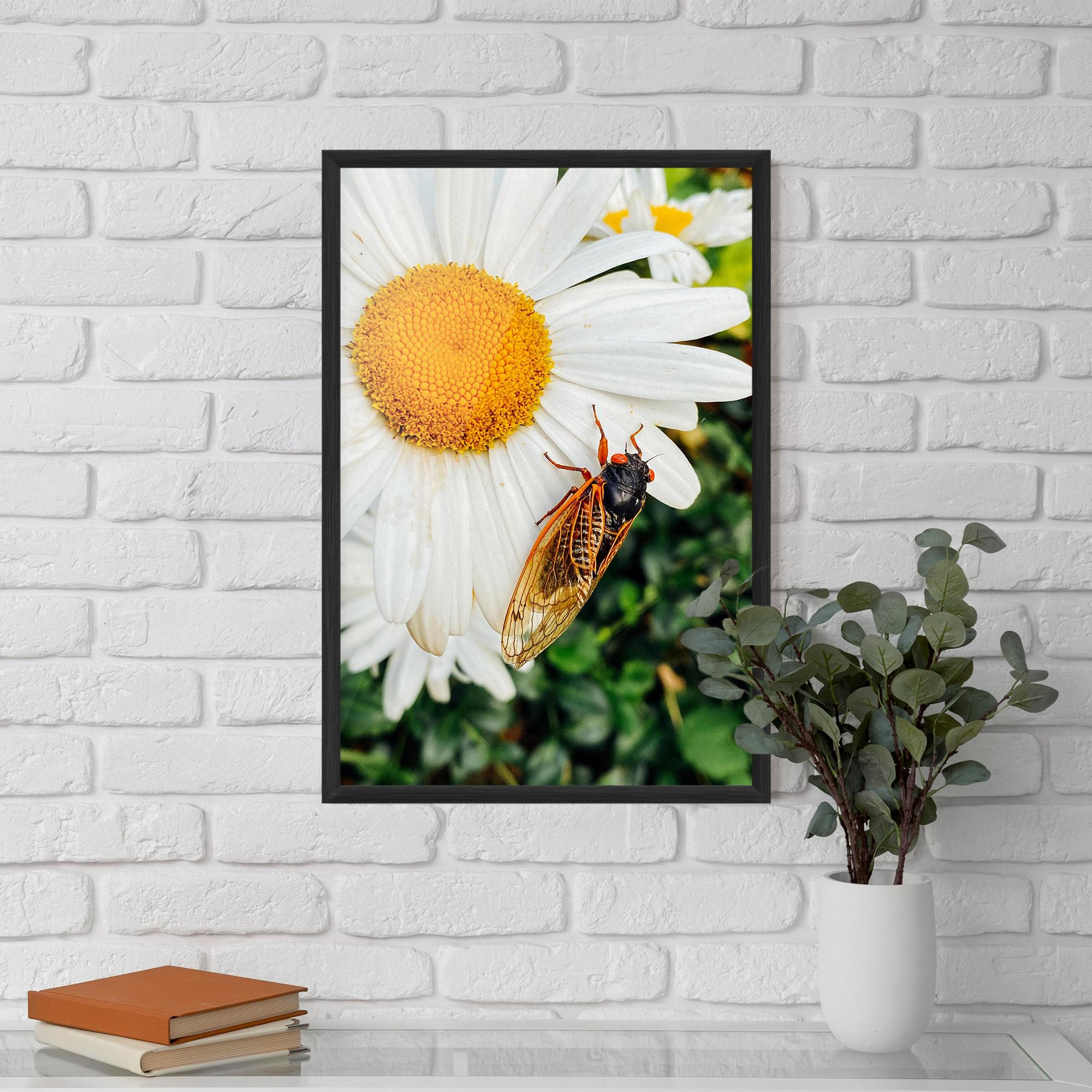 Рамкиран постер Bug On The Daisy mockup 5