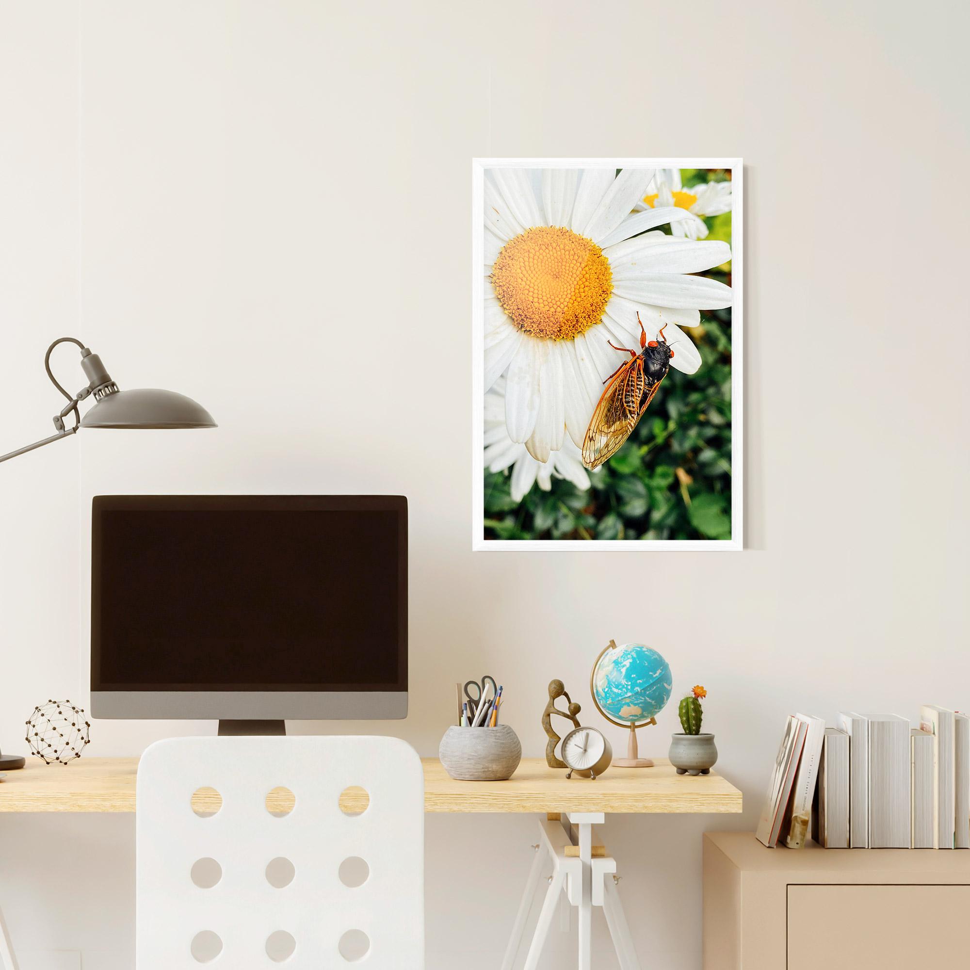 Рамкиран постер Bug On The Daisy mockup 6