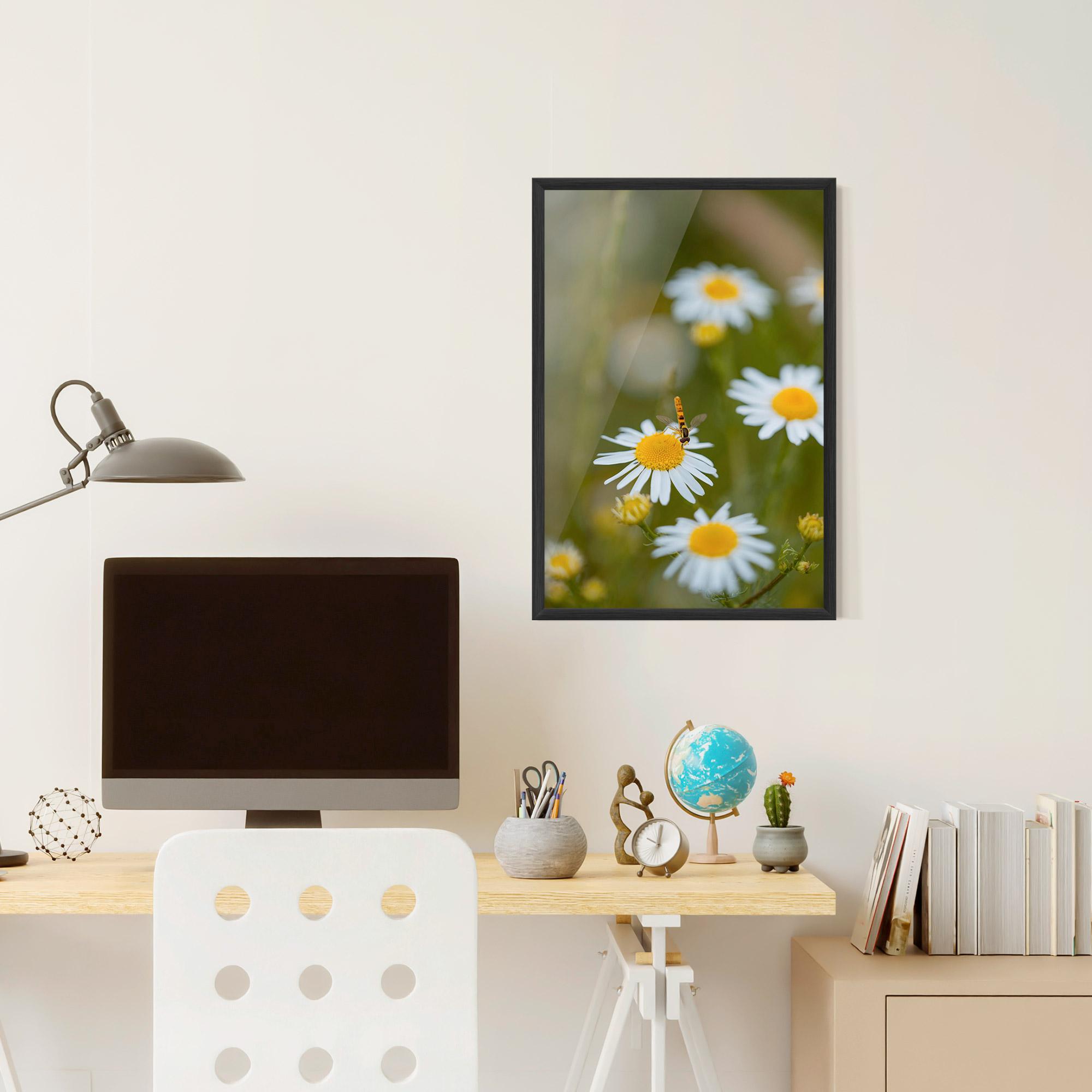 Рамкиран постер Bug On Small Daisy mockup 6