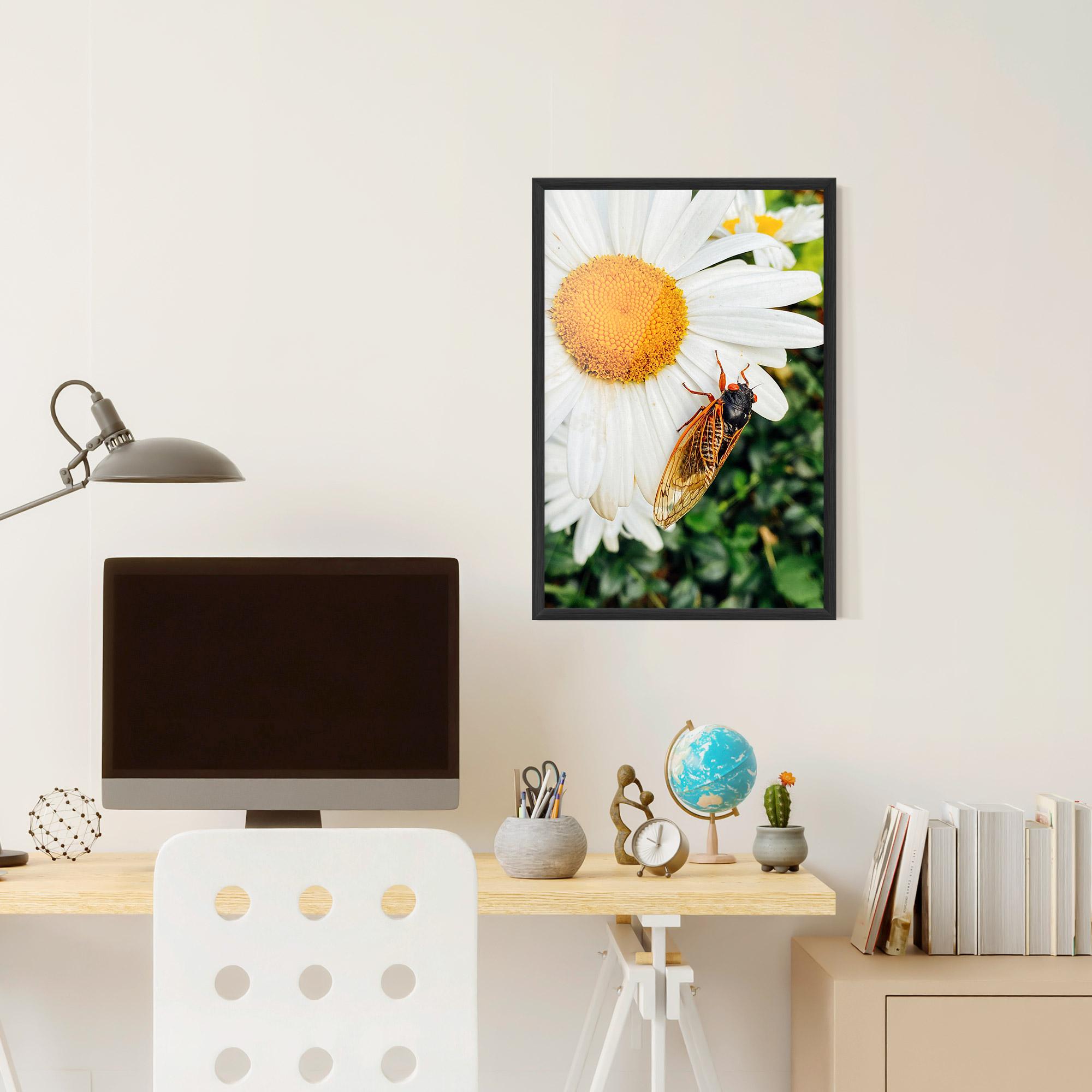 Рамкиран постер Bug On The Daisy mockup 6