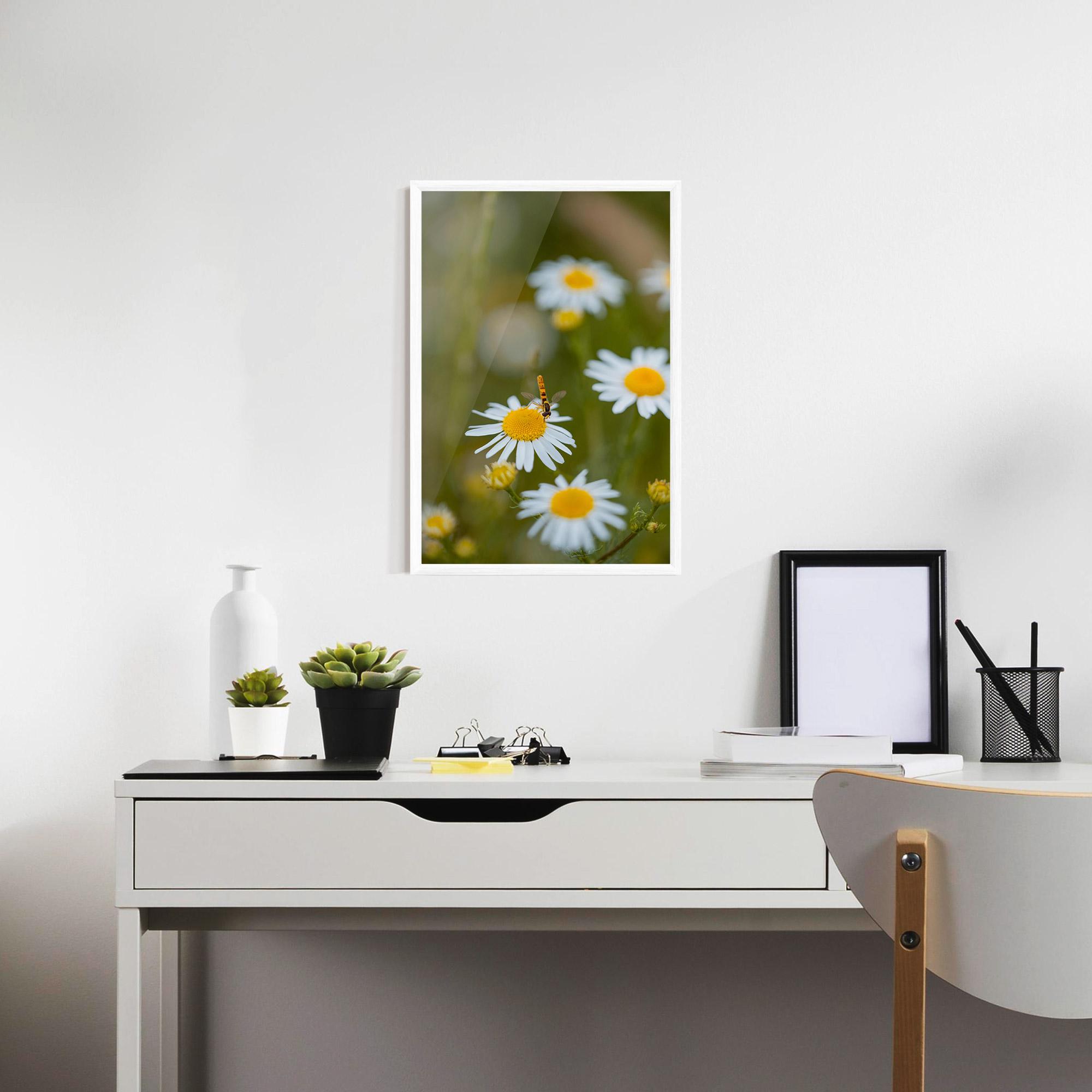 Рамкиран постер Bug On Small Daisy mockup 7