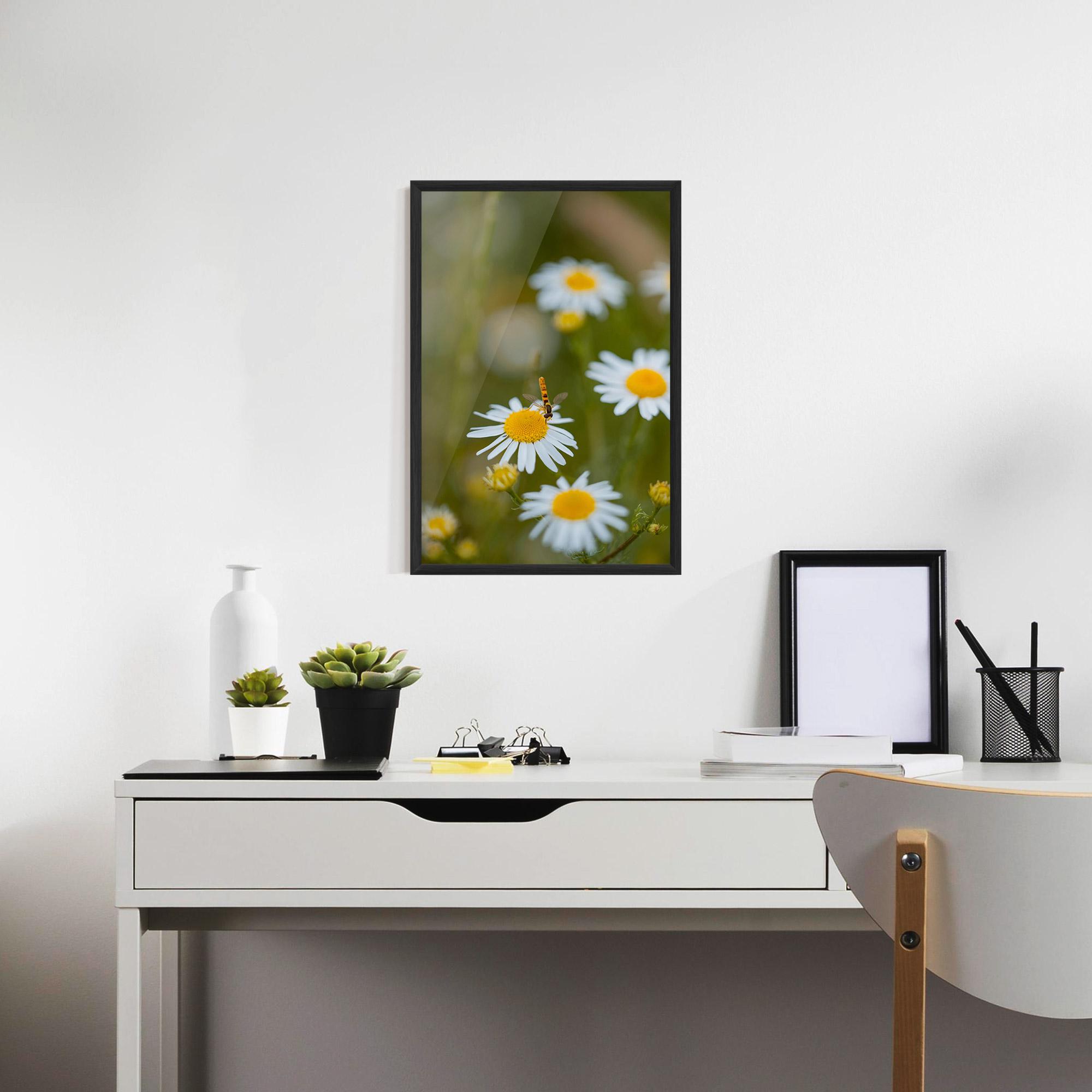 Рамкиран постер Bug On Small Daisy mockup 7