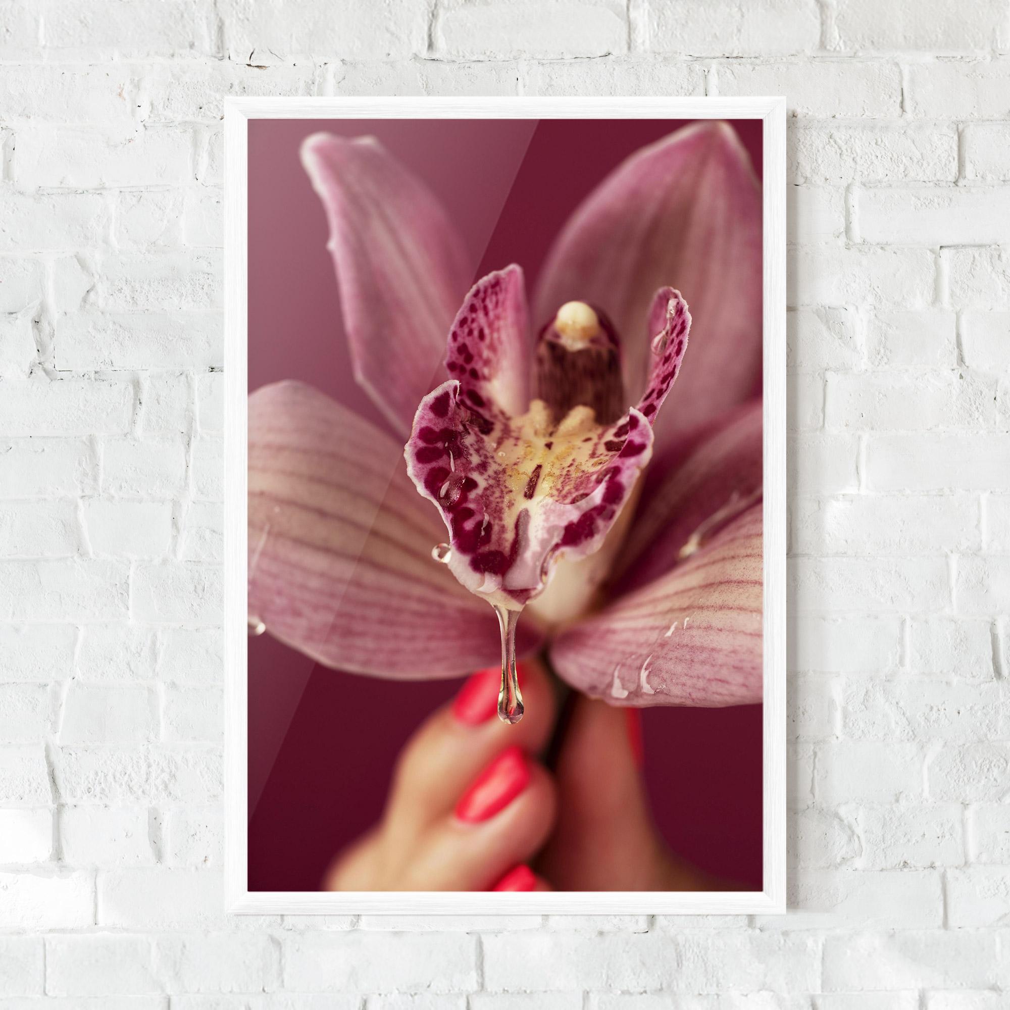 Рамкиран постер Wet Orchid mockup 0