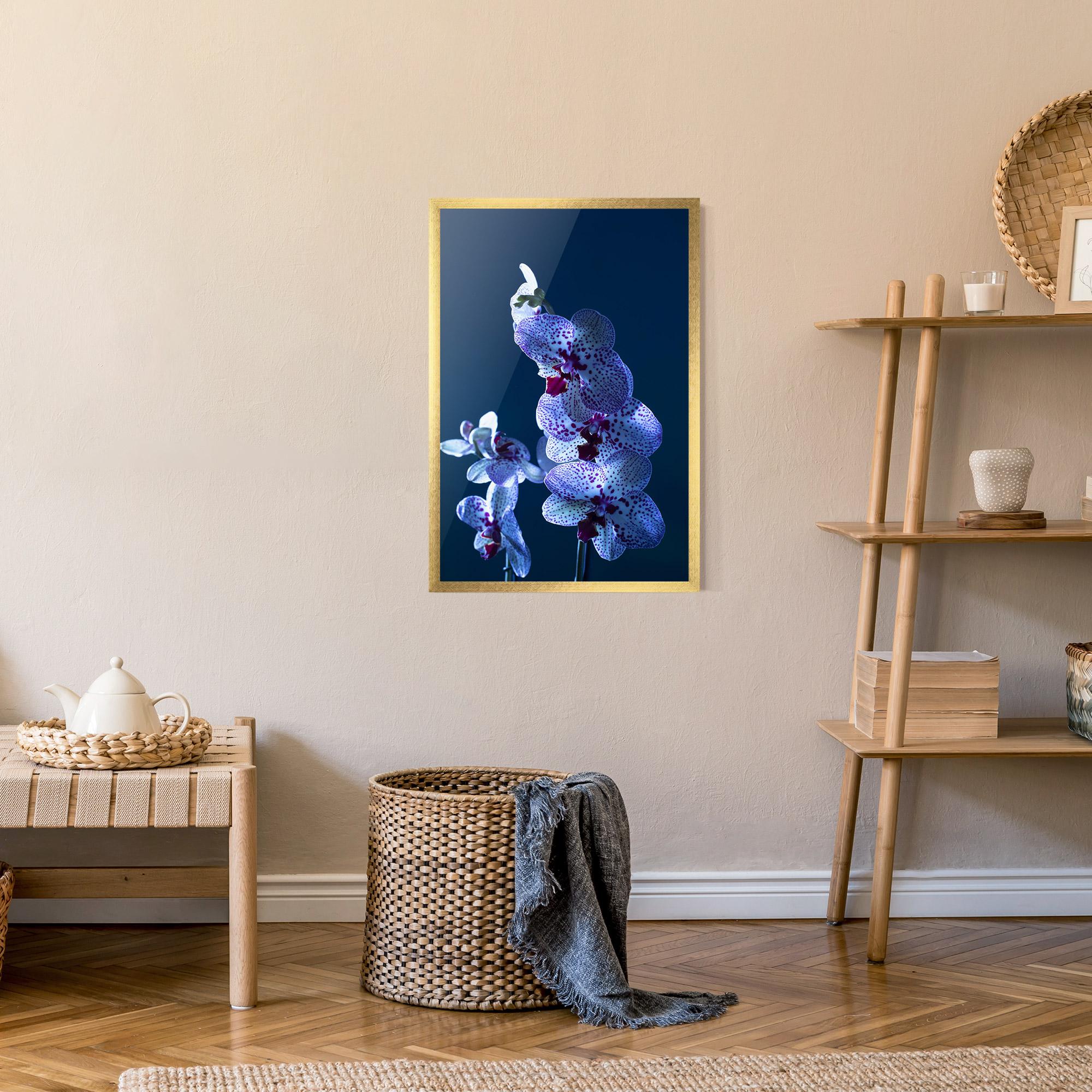 Рамкиран постер Blue Light Orchid mockup 9