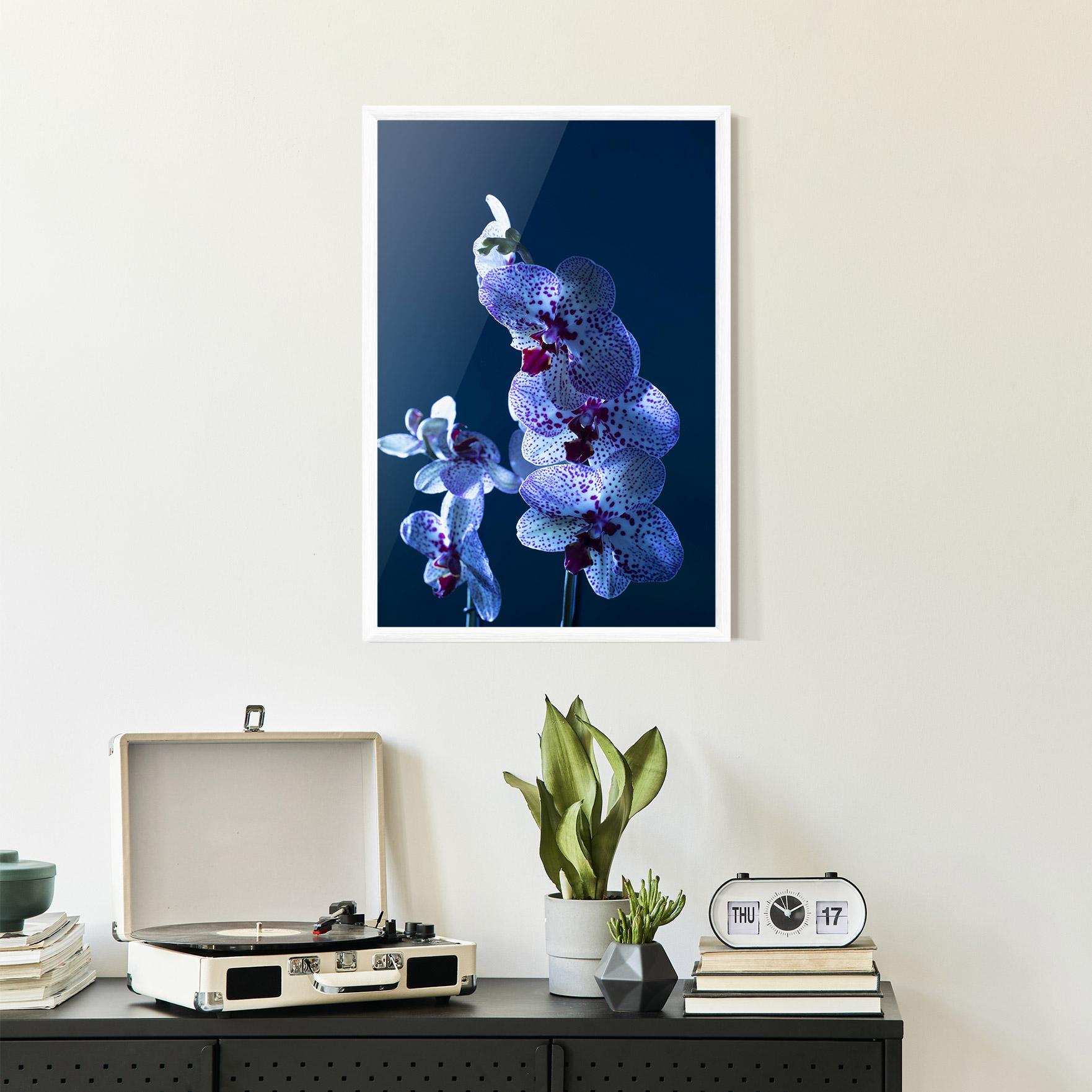 Рамкиран постер Blue Light Orchid mockup 2