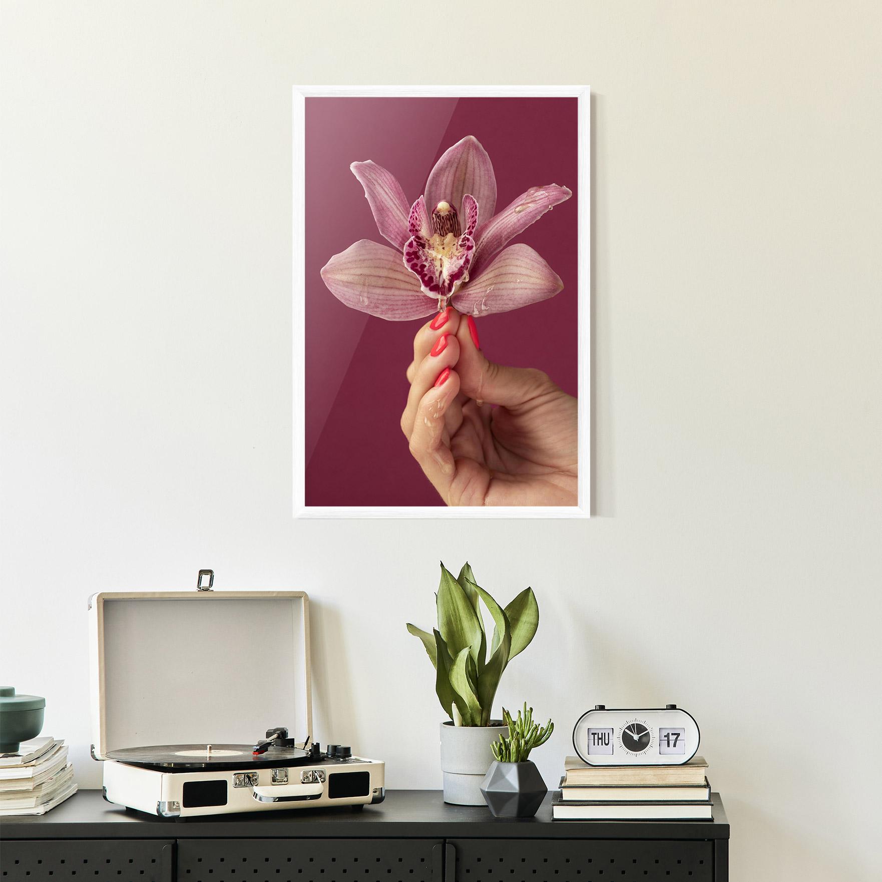 Рамкиран постер Orchid Holding mockup 2