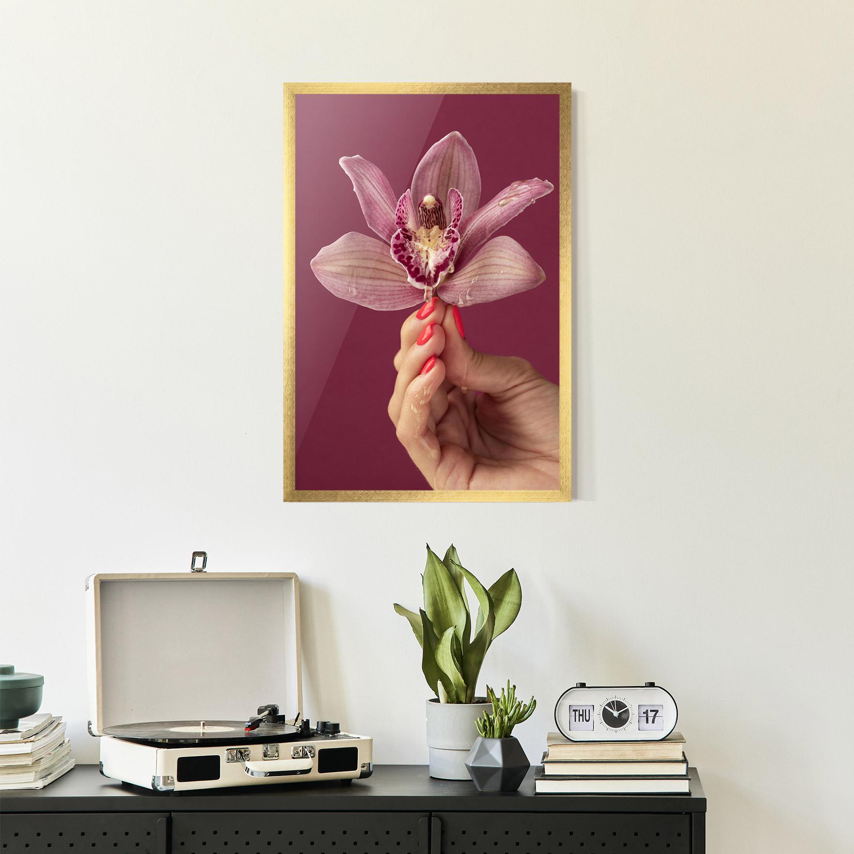 Рамкиран постер Orchid Holding mockup 2